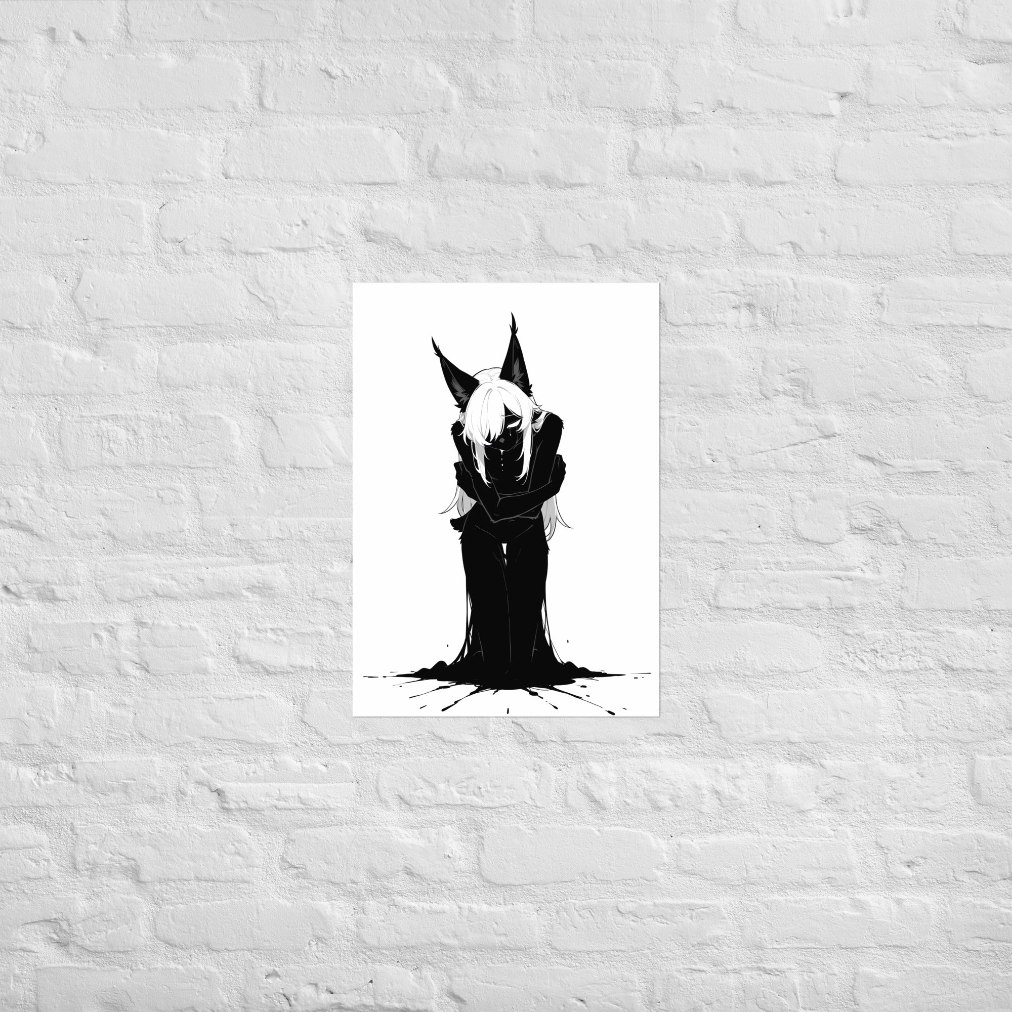 Affiche dark fantasy Lucidia, lynx anthropomorphe noir et blanc, bras croisés sur elle-même sous des oreilles dressées, collection Les silences qu'on porte – format A2