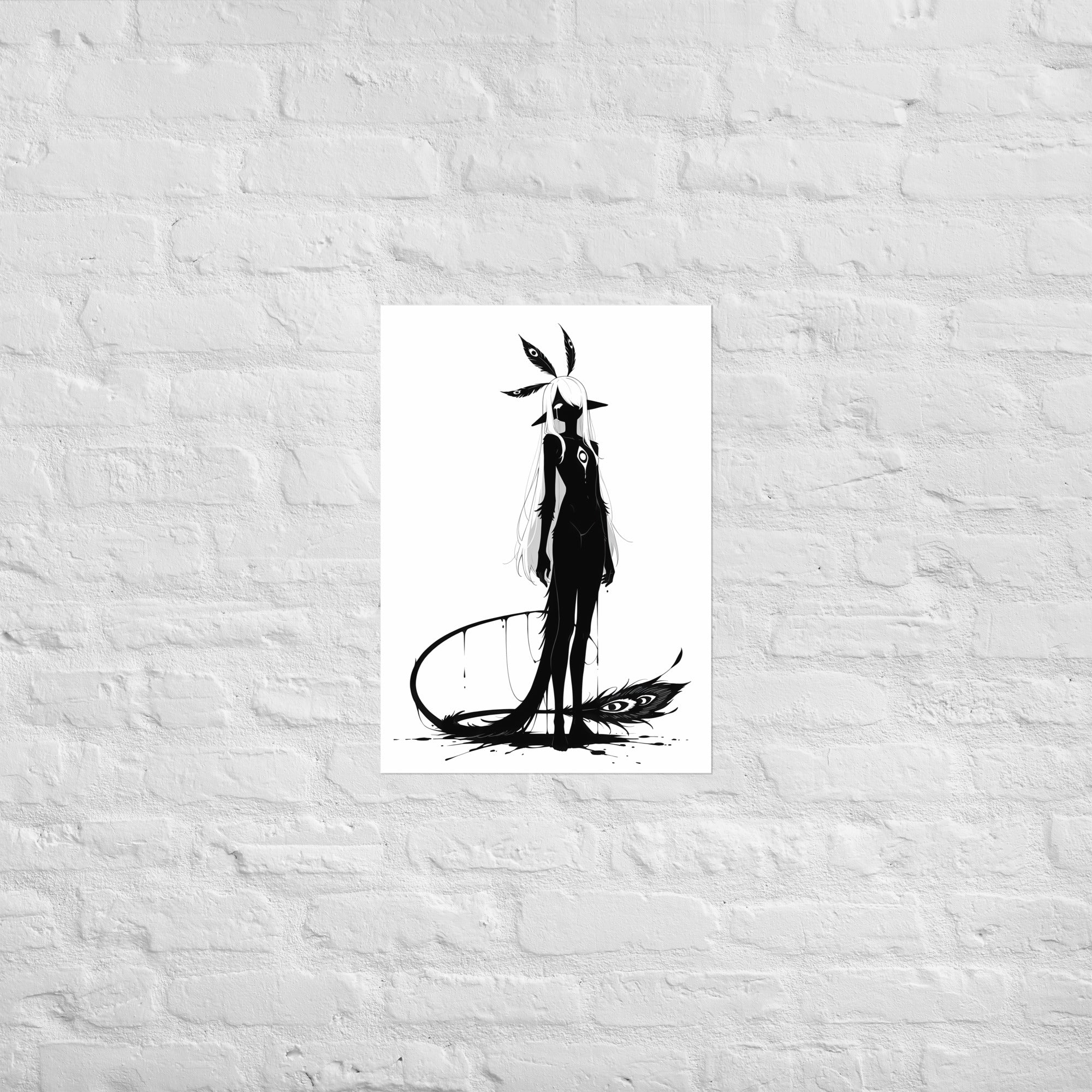 Affiche dark fantasy Pâlore, paon anthropomorphe noir et blanc, parure de plumes, larme et traine de plumes au sol, collection Les silences qu'on porte – format A2