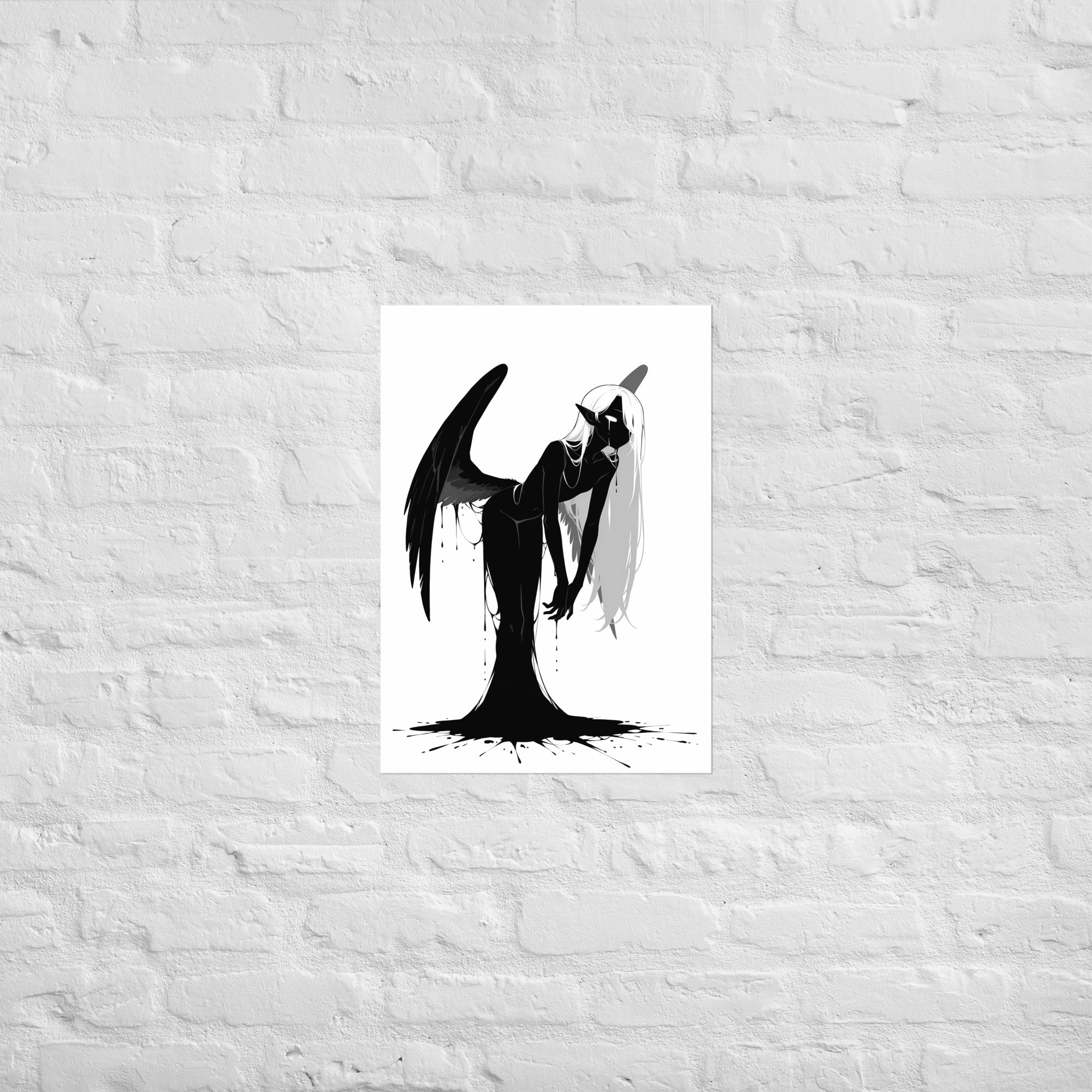 Affiche dark fantasy Adieva, cygne anthropomorphe noir et blanc, corps cambré en arrière, aile noire déployée, collection Les silences qu'on porte – format A2