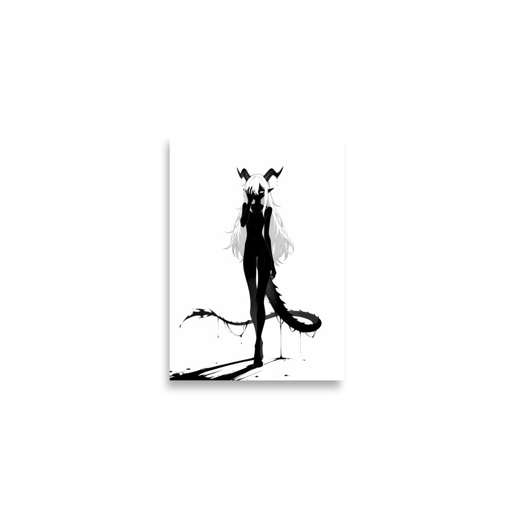 Affiche dark fantasy Vestigia, dragon anthropomorphe noir et blanc, main levée devant les yeux, cornes et queue épineuse, collection Les silences qu'on porte – format A2