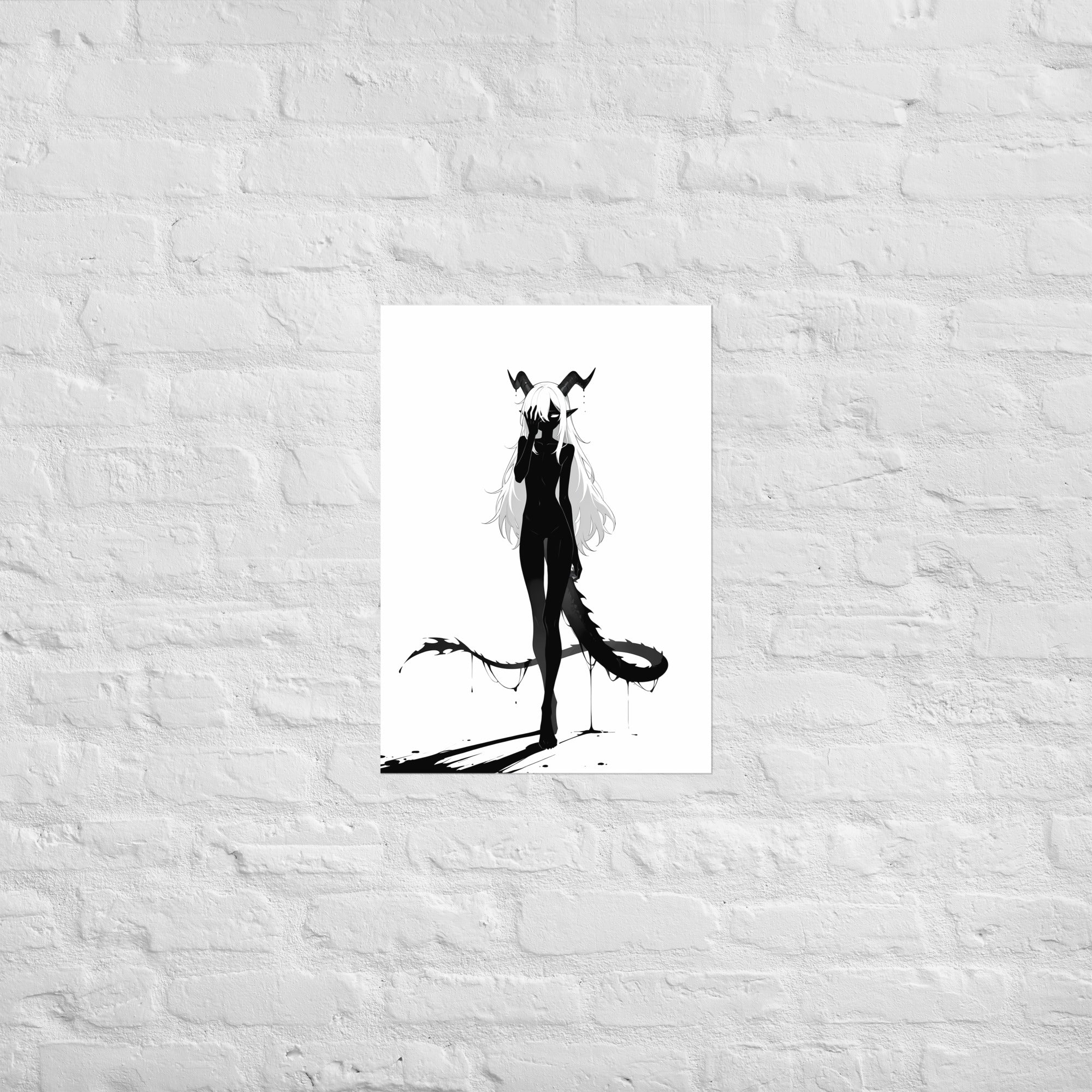 Affiche dark fantasy Vestigia, dragon anthropomorphe noir et blanc, main levée devant les yeux, cornes et queue épineuse, collection Les silences qu'on porte – format A2