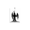 Affiche dark fantasy Nyctée, chouette anthropomorphe noir et blanc, ailes grandes ouvertes, yeux blancs fixes, collection Les silences qu'on porte – format A2