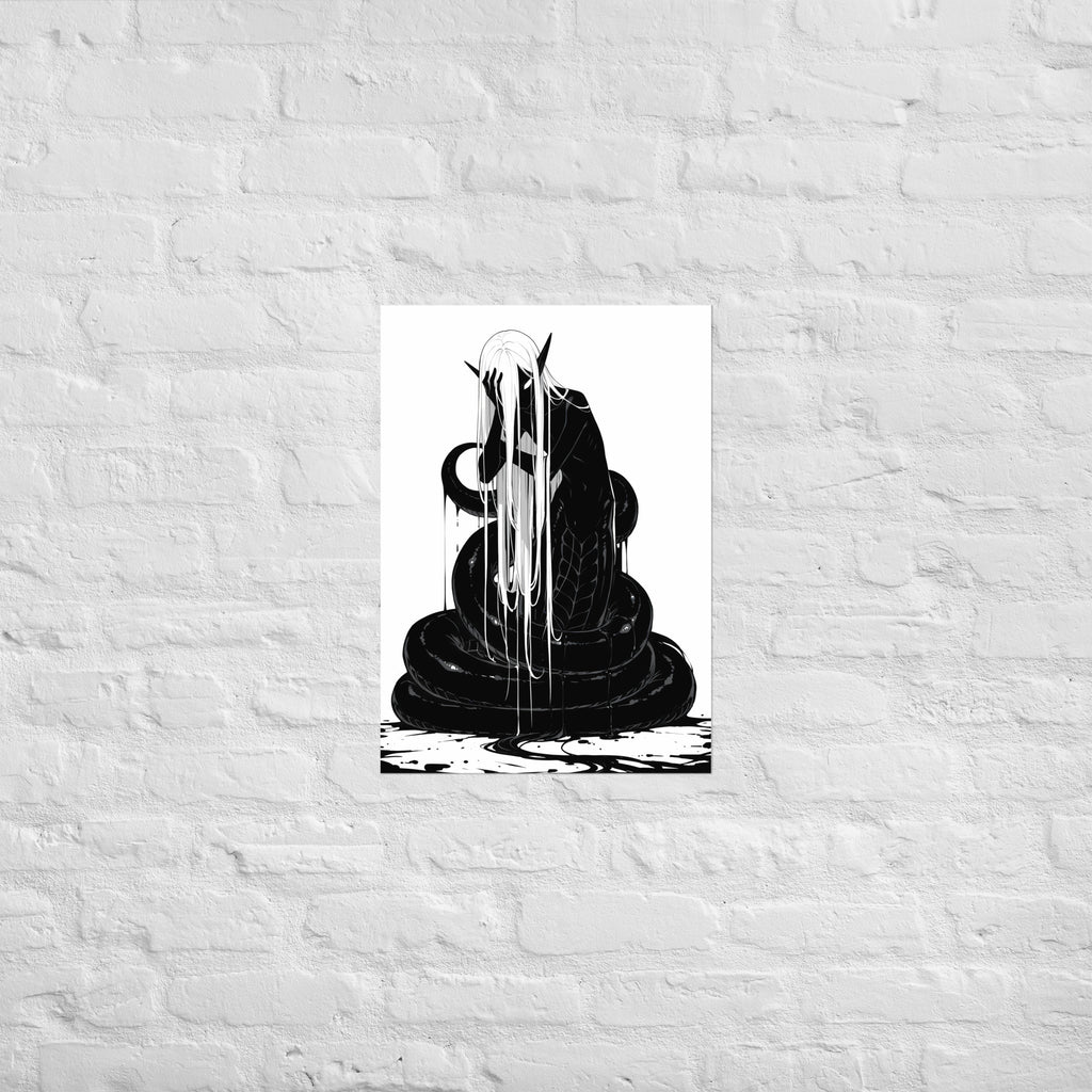 Affiche dark fantasy Muance, vipère anthropomorphe noir et blanc, visage caché, corps enroulé en spirales écailleuses, collection Les silences qu'on porte – format A2