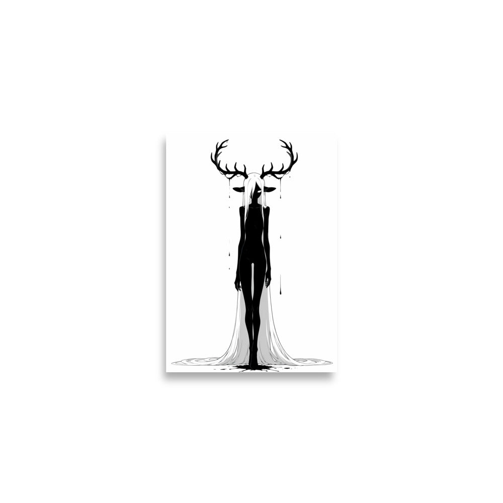 Affiche dark fantasy Doléa, biche anthropomorphe noir et blanc, grande ramure dégoulinante, pose immobile et frontale, collection Les silences qu'on porte – format A2