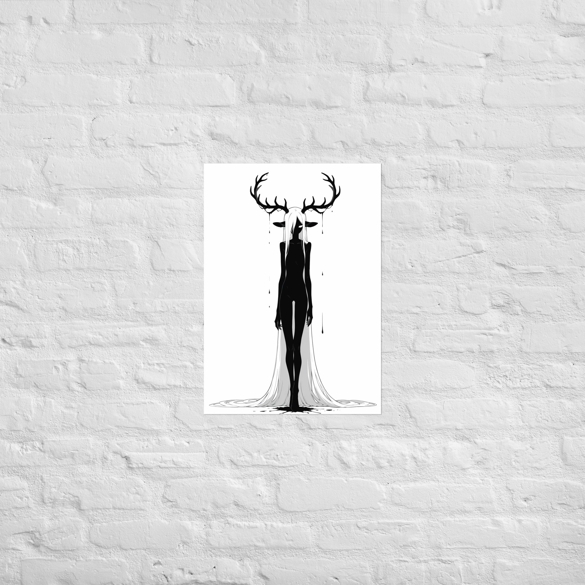 Affiche dark fantasy Doléa, biche anthropomorphe noir et blanc, grande ramure dégoulinante, pose immobile et frontale, collection Les silences qu'on porte – format A2