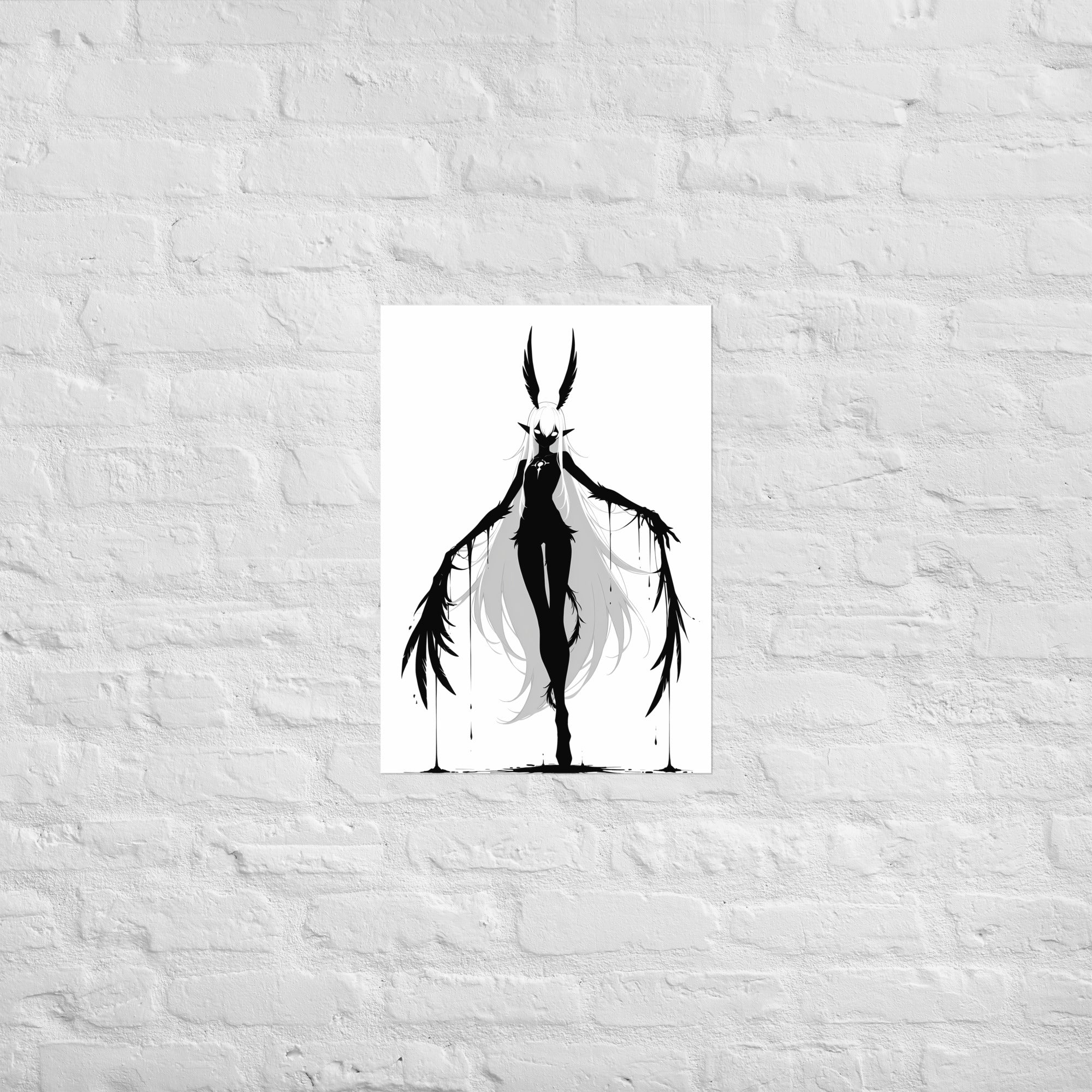 Affiche dark fantasy Tairie, corbeau anthropomorphe noir et blanc, bras grands ouverts en plumes dégoulinantes, collection Les silences qu'on porte – format A2