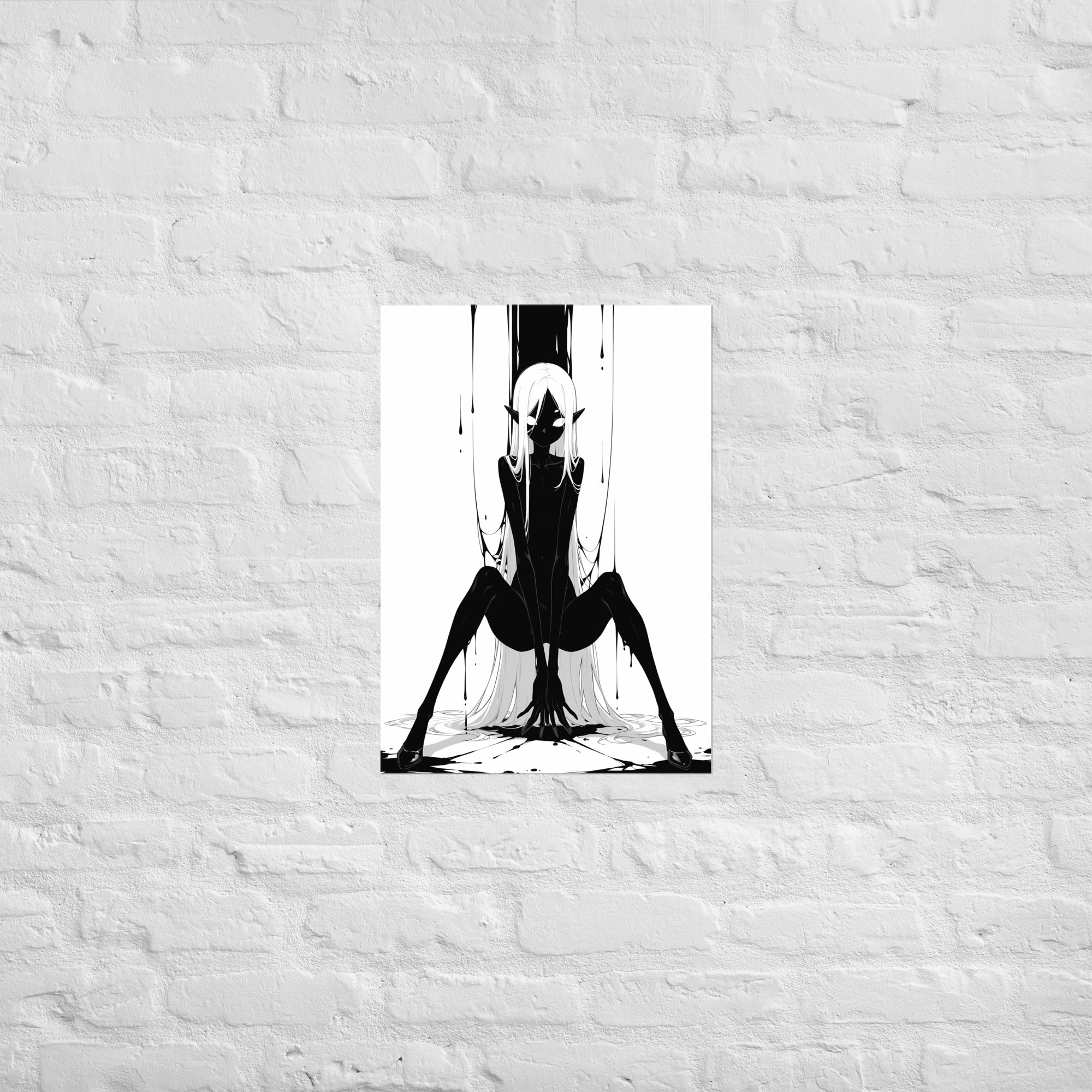Affiche dark fantasy Tramelle, araignée anthropomorphe noir et blanc, accroupie jambes écartées au centre d'une toile d'encre, collection Les silences qu'on porte – format A2