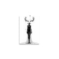 Affiche dark fantasy Doléa, biche anthropomorphe noir et blanc, bois ruisselants d'encre, étoile pâle sur la poitrine, collection Les silences qu'on porte – format A2