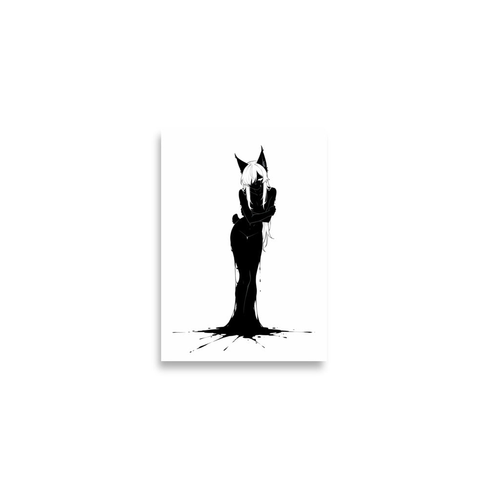 Affiche dark fantasy Lucidia, lynx anthropomorphe noir et blanc, penchée, bras croisés, encre éclaboussée au sol, collection Les silences qu'on porte – format A2