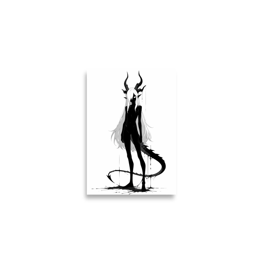 Affiche dark fantasy Vestigia, dragon anthropomorphe noir et blanc, debout avec des cornes ruisselantes d'encre – format A2