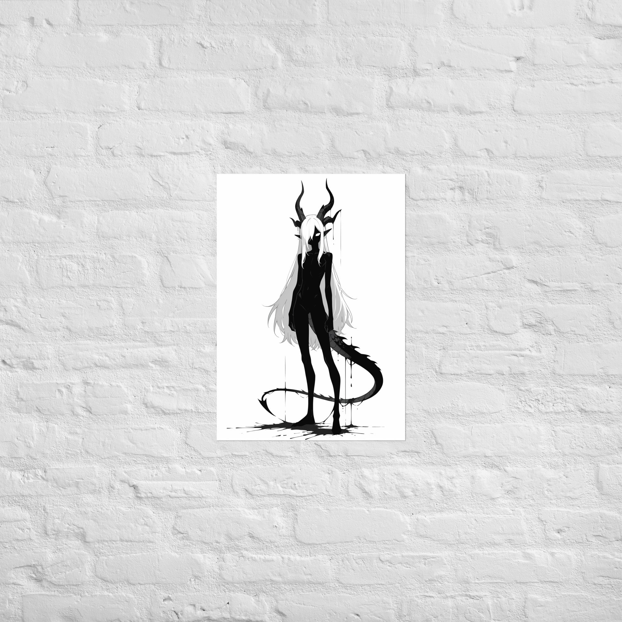Affiche dark fantasy Vestigia, dragon anthropomorphe noir et blanc, debout avec des cornes ruisselantes d'encre – format A2