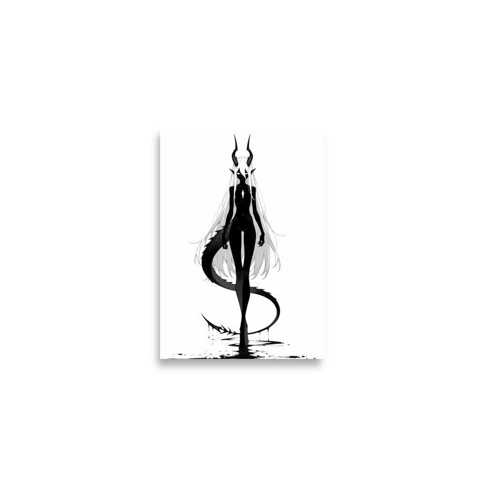 Affiche dark fantasy Vestigia, dragon anthropomorphe noir et blanc, debout avec sa queue écaillée enroulée devant elle – format A2