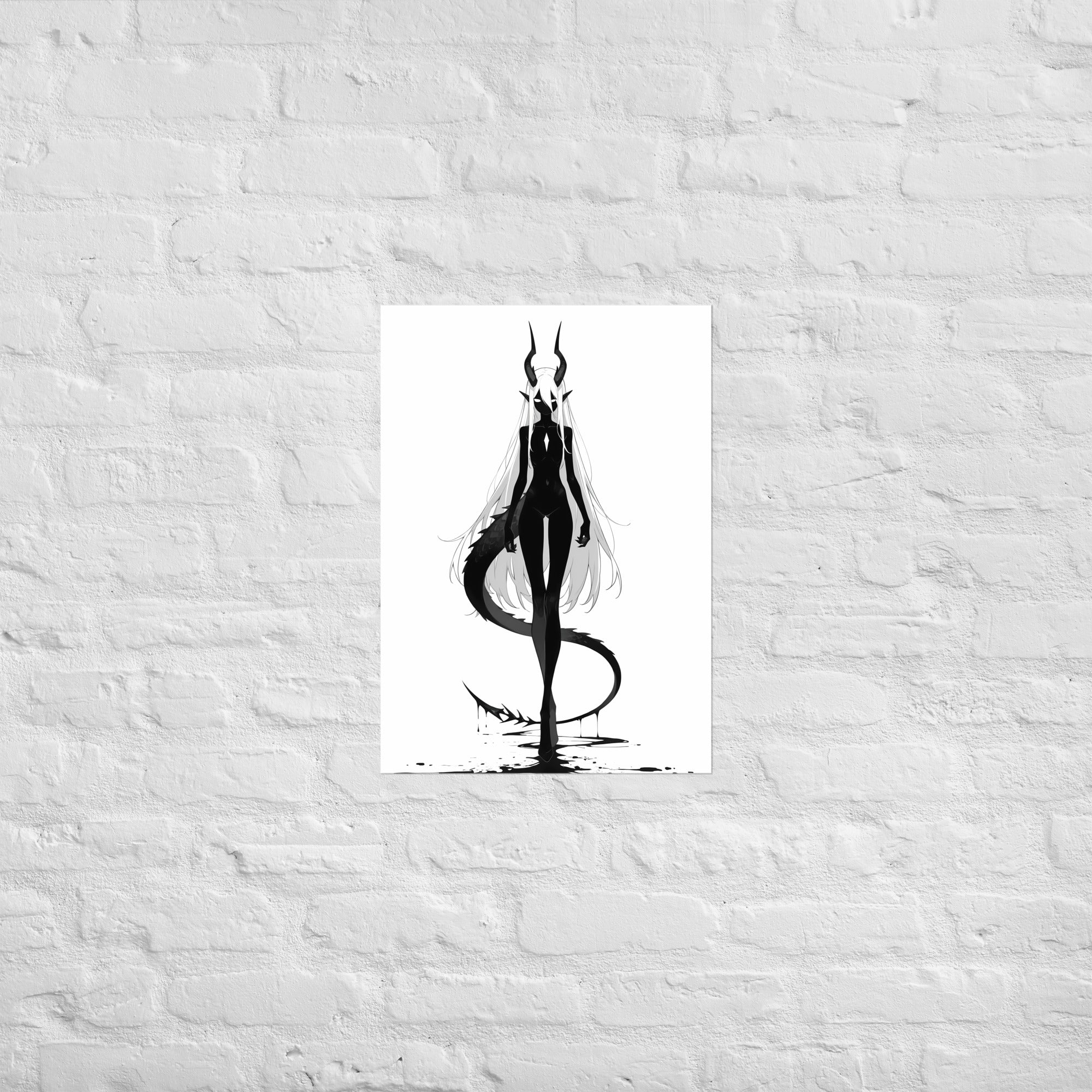 Affiche dark fantasy Vestigia, dragon anthropomorphe noir et blanc, debout avec sa queue écaillée enroulée devant elle – format A2