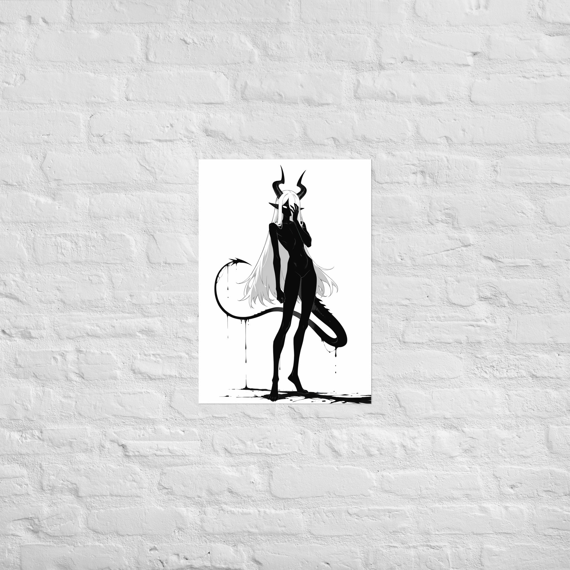 Affiche dark fantasy Vestigia, dragon anthropomorphe noir et blanc, debout avec sa queue formant une boucle d'encre – format A2