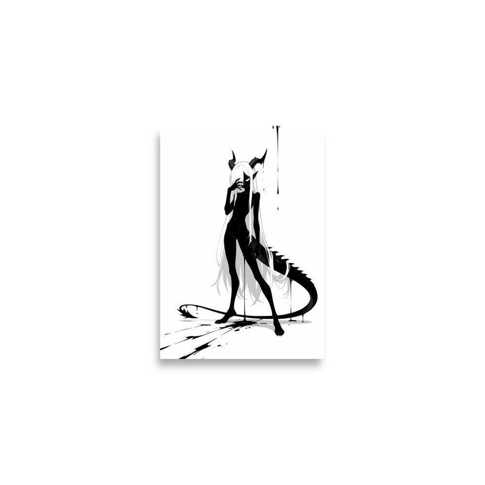 Affiche dark fantasy Vestigia, dragon anthropomorphe noir et blanc, penchée en avant avec une longue traînée d'encre au sol – format A2