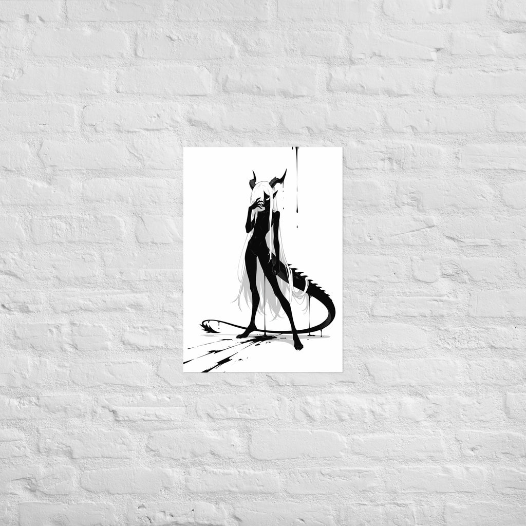 Affiche dark fantasy Vestigia, dragon anthropomorphe noir et blanc, penchée en avant avec une longue traînée d'encre au sol – format A2