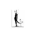 Affiche dark fantasy Vestigia, dragon anthropomorphe noir et blanc, vue de dos avec une queue courbée en pointe acérée – format A2