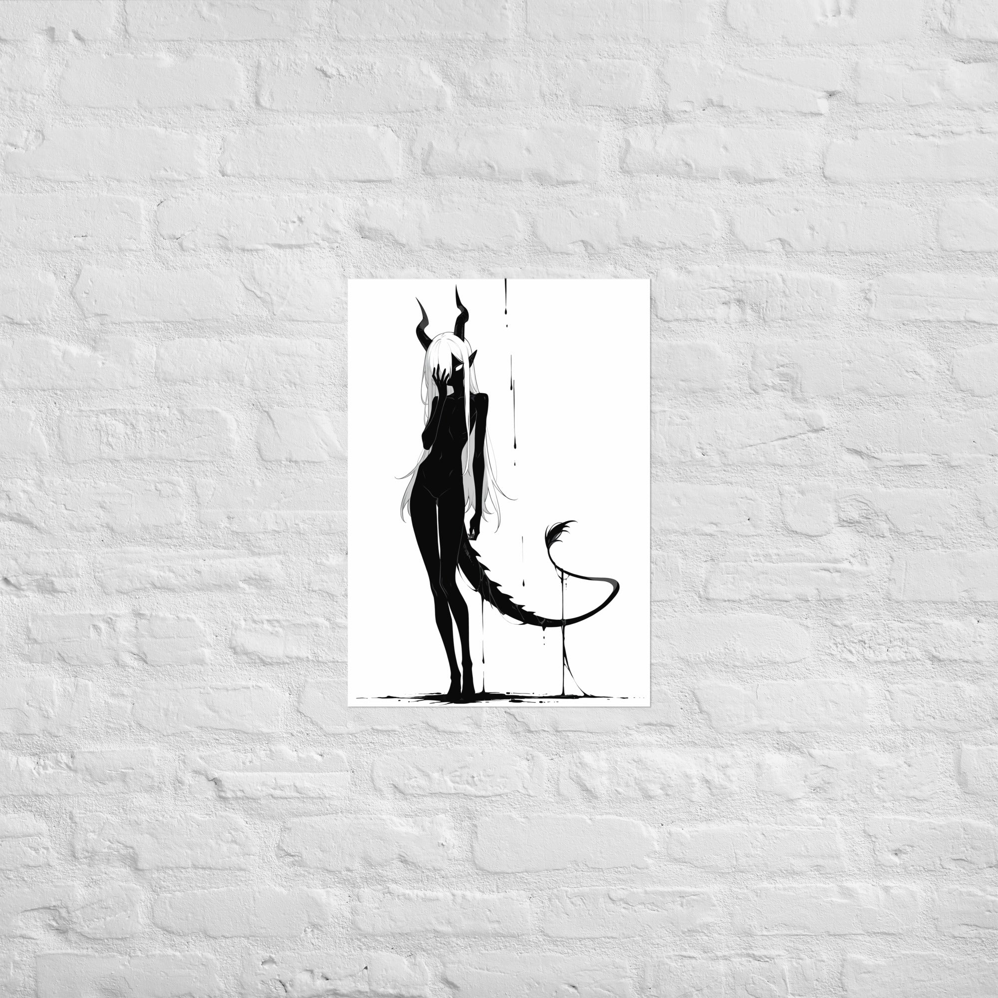 Affiche dark fantasy Vestigia, dragon anthropomorphe noir et blanc, vue de dos avec une queue courbée en pointe acérée – format A2