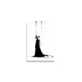 Affiche dark fantasy Ternelle, lionne anthropomorphe noir et blanc debout en robe longue, larmes visibles, encre tombant sur la tête, collection Les silences qu'on porte