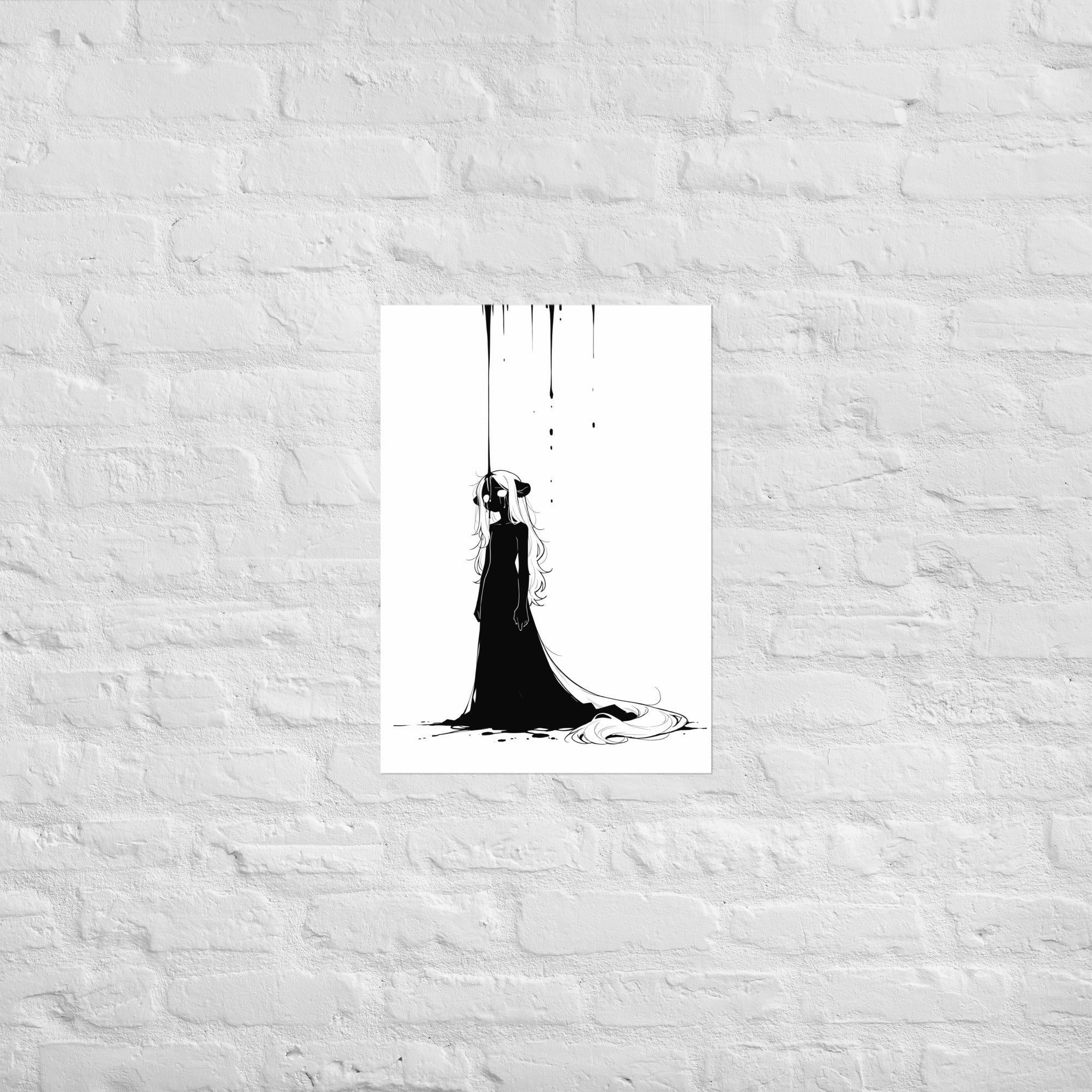 Affiche dark fantasy Ternelle, lionne anthropomorphe noir et blanc debout en robe longue, larmes visibles, encre tombant sur la tête, collection Les silences qu'on porte – format A2