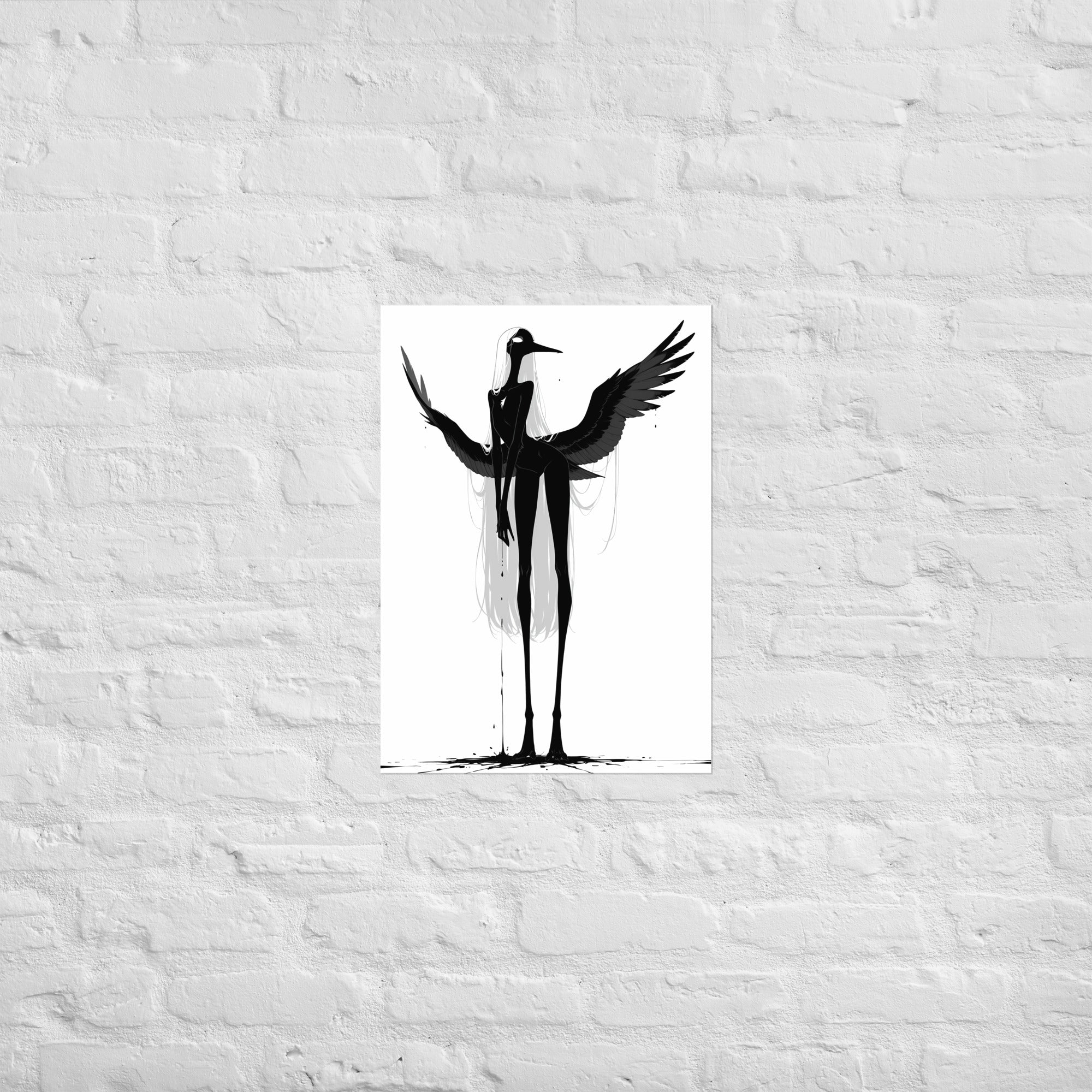 Affiche dark fantasy Attendrie, grue anthropomorphe noir et blanc debout ailes largement déployées, encre s'égouttant du bec, collection Les silences qu'on porte – format A2