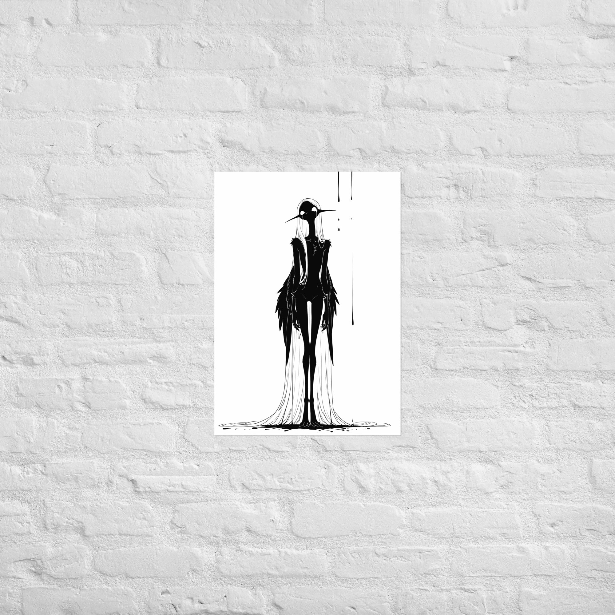 Affiche dark fantasy Attendrie, grue anthropomorphe noir et blanc debout de face visage dédoublé, manteau de plumes sombres, pluie d'encre, collection Les silences qu'on porte – format A2