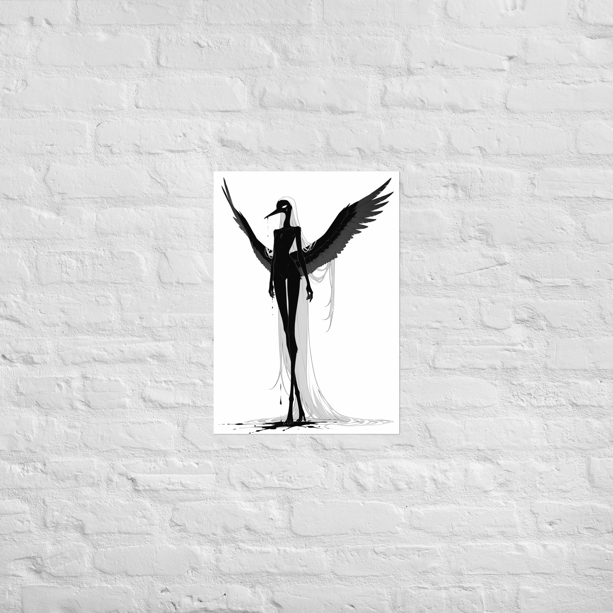 Affiche dark fantasy Attendrie, grue anthropomorphe noir et blanc debout ailes asymétriques déployées en plein élan, encre au bec et aux doigts, collection Les silences qu'on porte – format A2
