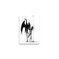 Affiche dark fantasy Attendrie, grue anthropomorphe noir et blanc repliée tête basse jambes croisées, ailes retenues par des fils, collection Les silences qu'on porte
