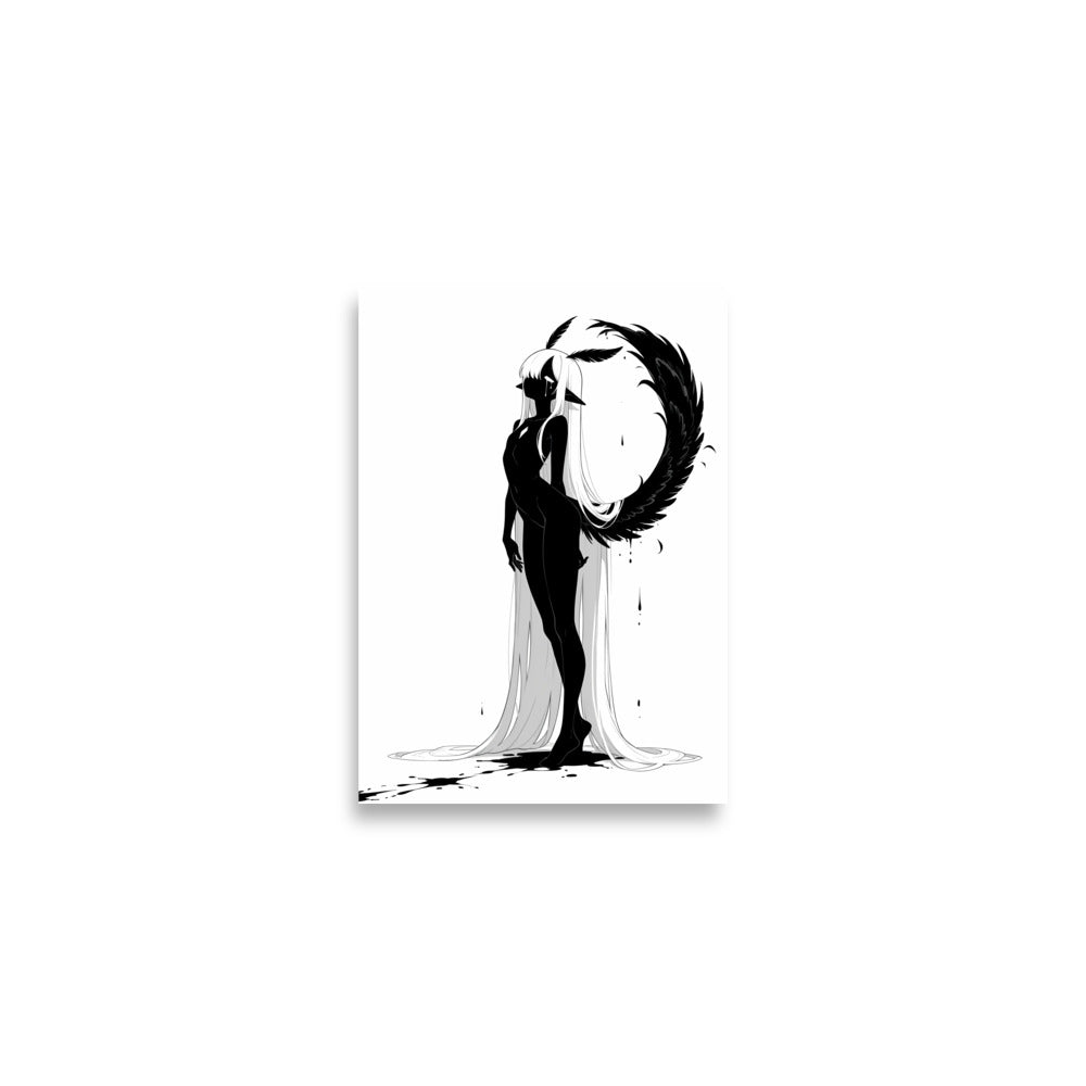 Affiche dark fantasy Pâlore, paon anthropomorphe noir et blanc debout avec un halo de plumes refermé en cercle parfait derrière elle, collection Les silences qu'on porte