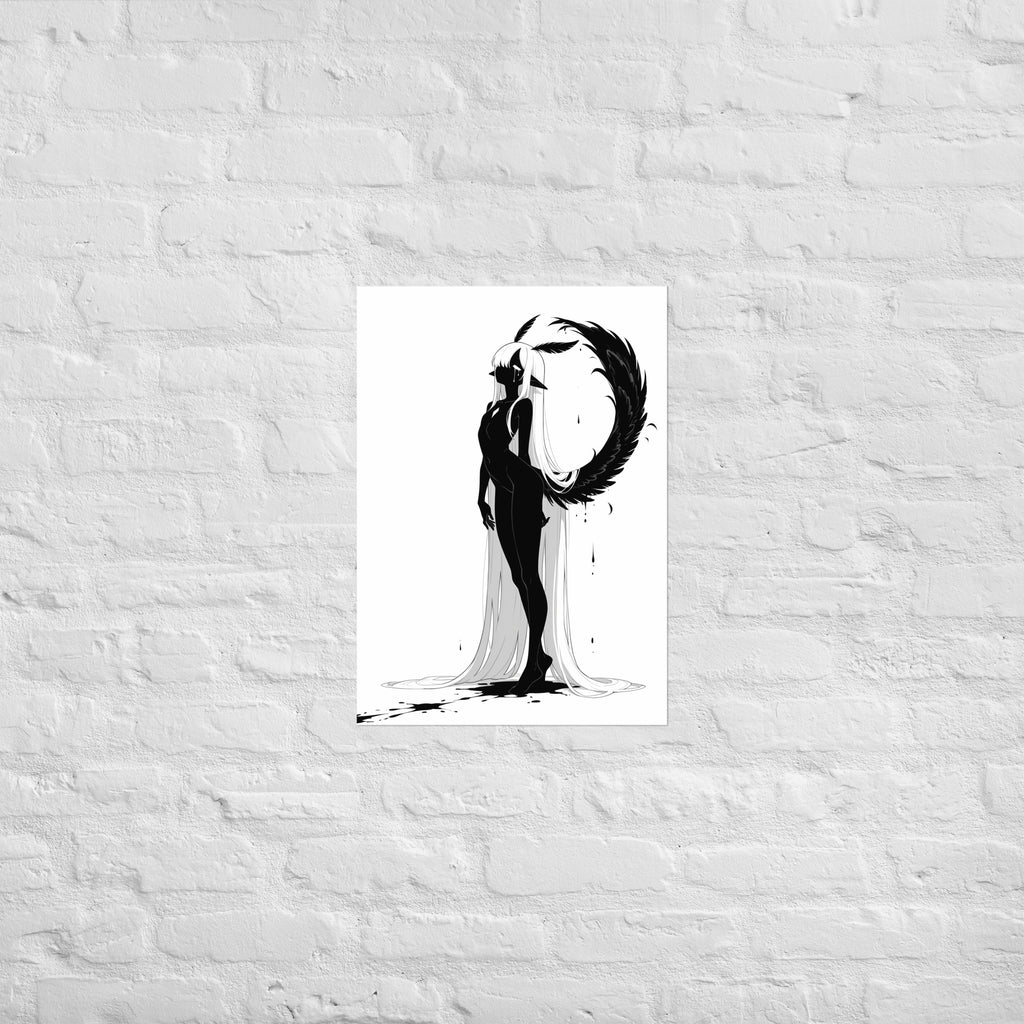 Affiche dark fantasy Pâlore, paon anthropomorphe noir et blanc debout avec un halo de plumes refermé en cercle parfait derrière elle, collection Les silences qu'on porte – format A2