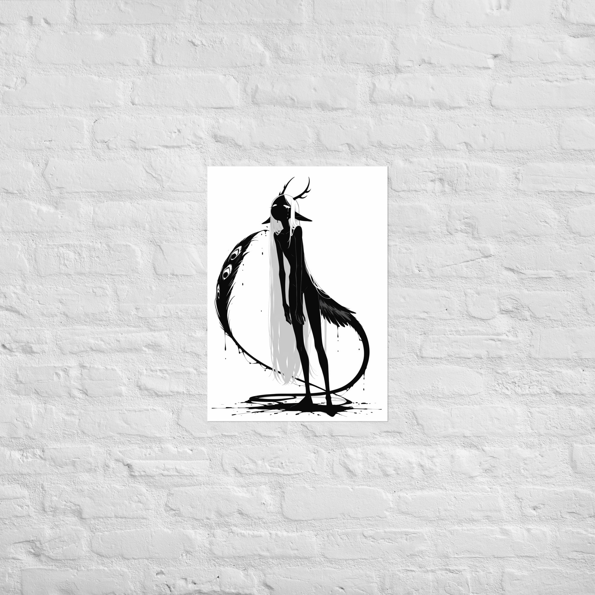 Affiche dark fantasy Pâlore, paon anthropomorphe noir et blanc bouche entrouverte, unique plume courbée en croissant avec des yeux le long du bord, collection Les silences qu'on porte – format A2