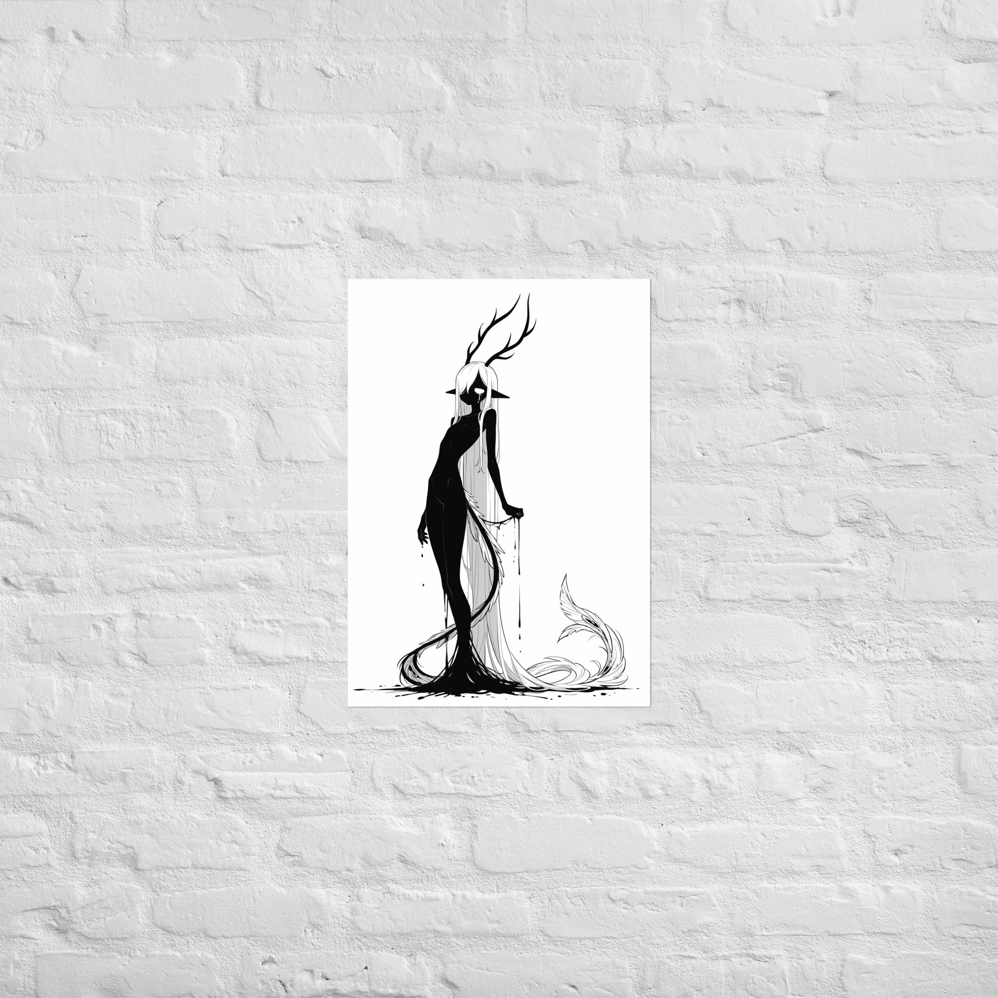 Affiche dark fantasy Pâlore, paon anthropomorphe noir et blanc de profil tenant un ruban d'encre qui s'égoutte, ramures de plumes sur la tête, collection Les silences qu'on porte – format A2