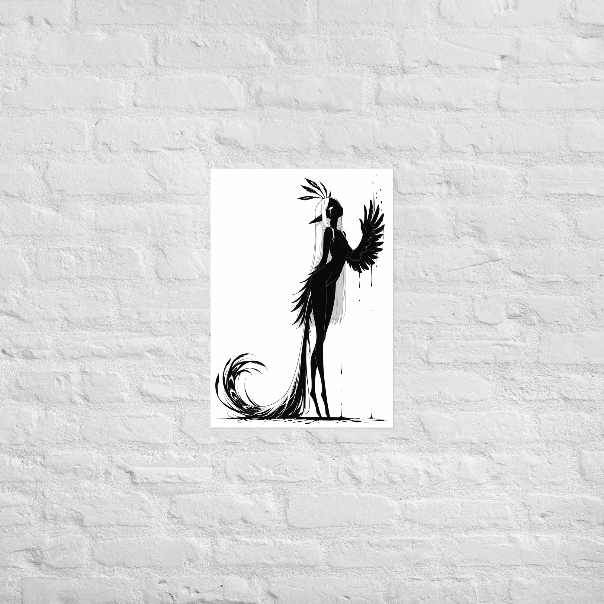 Affiche dark fantasy Pâlore, paon anthropomorphe noir et blanc debout aile sombre levée à hauteur d'épaule, éventail de plumes sur la tête, collection Les silences qu'on porte – format A2