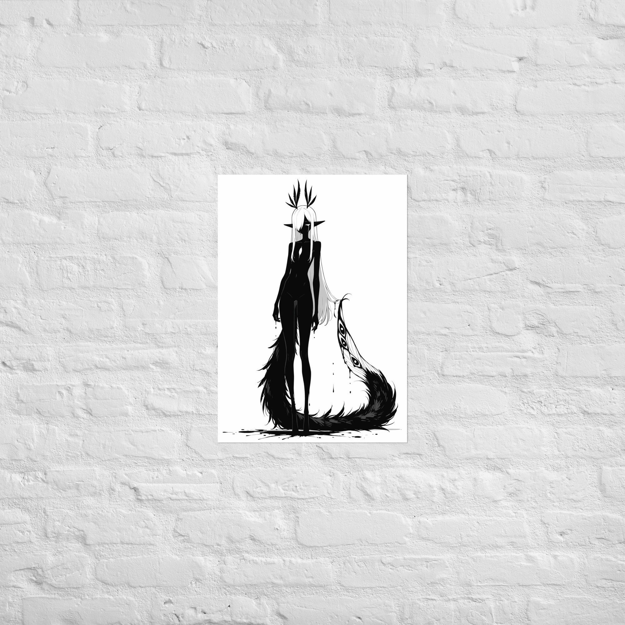 Affiche dark fantasy Pâlore, paon anthropomorphe noir et blanc debout de face, traîne moitié sombre moitié pâle marquée de trois yeux, collection Les silences qu'on porte – format A2