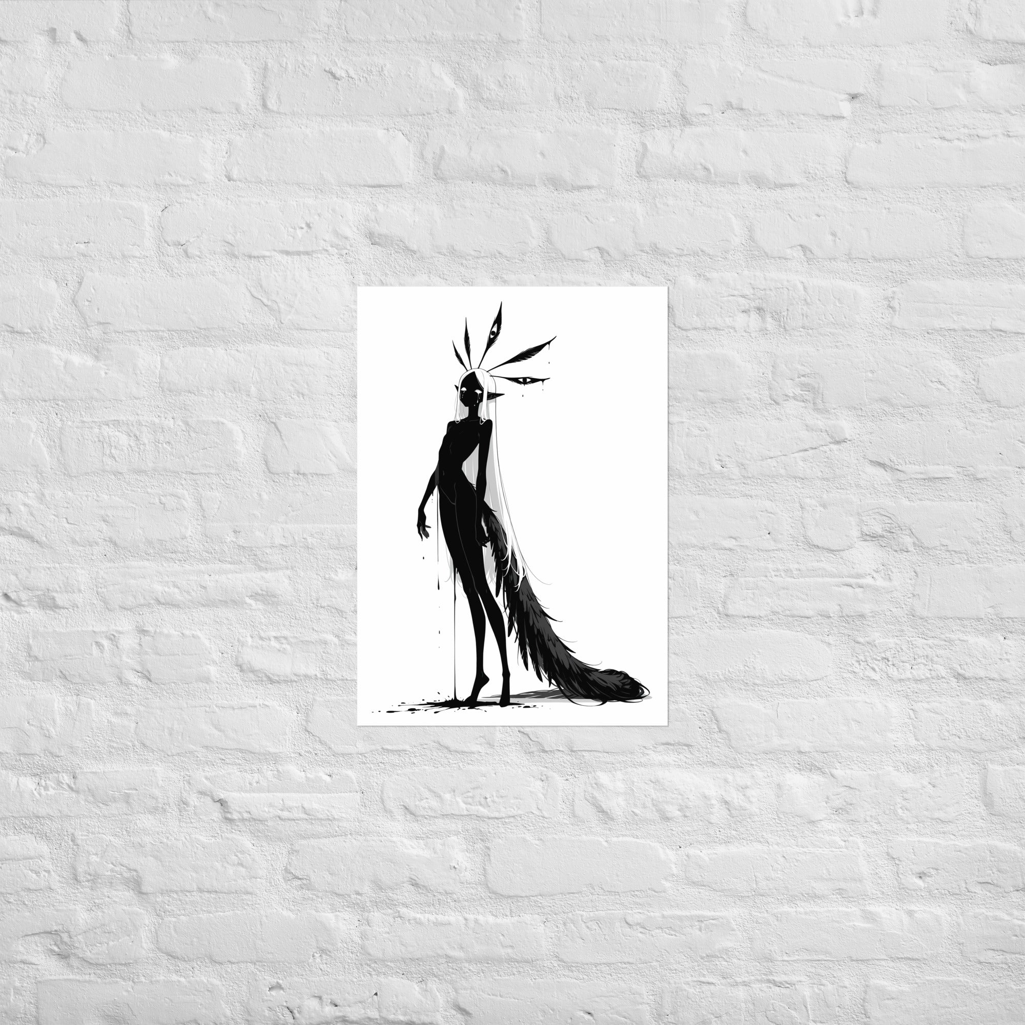 Affiche dark fantasy Pâlore, paon anthropomorphe noir et blanc de profil, œil détaché flottant près de sa tête, longue traîne de plumes noires, collection Les silences qu'on porte – format A2