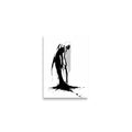 Affiche dark fantasy Adieva, cygne anthropomorphe noir et blanc penchée en avant tête basse, aile sombre recourbée, silhouette se dissolvant dans l'encre, collection Les silences qu'on porte