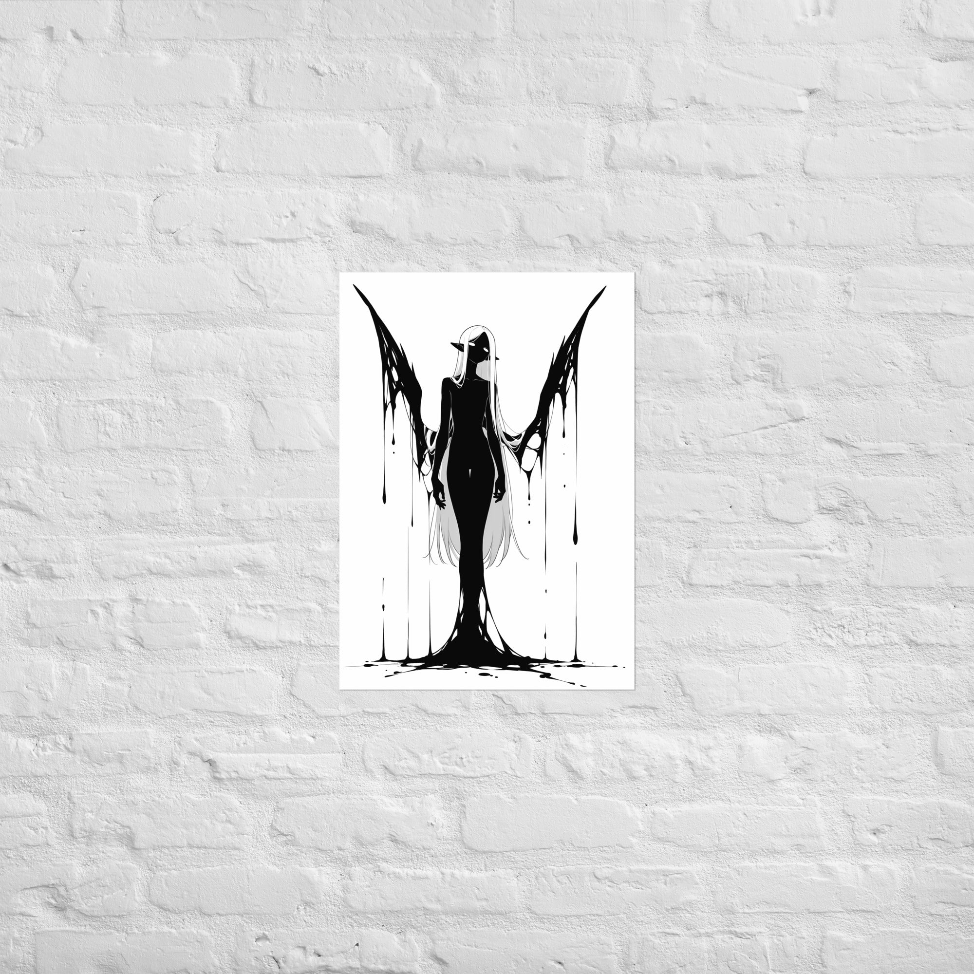 Affiche dark fantasy Adieva, cygne anthropomorphe noir et blanc debout bras écartés, ailes se dissolvant en longues coulées d'encre, collection Les silences qu'on porte – format A2