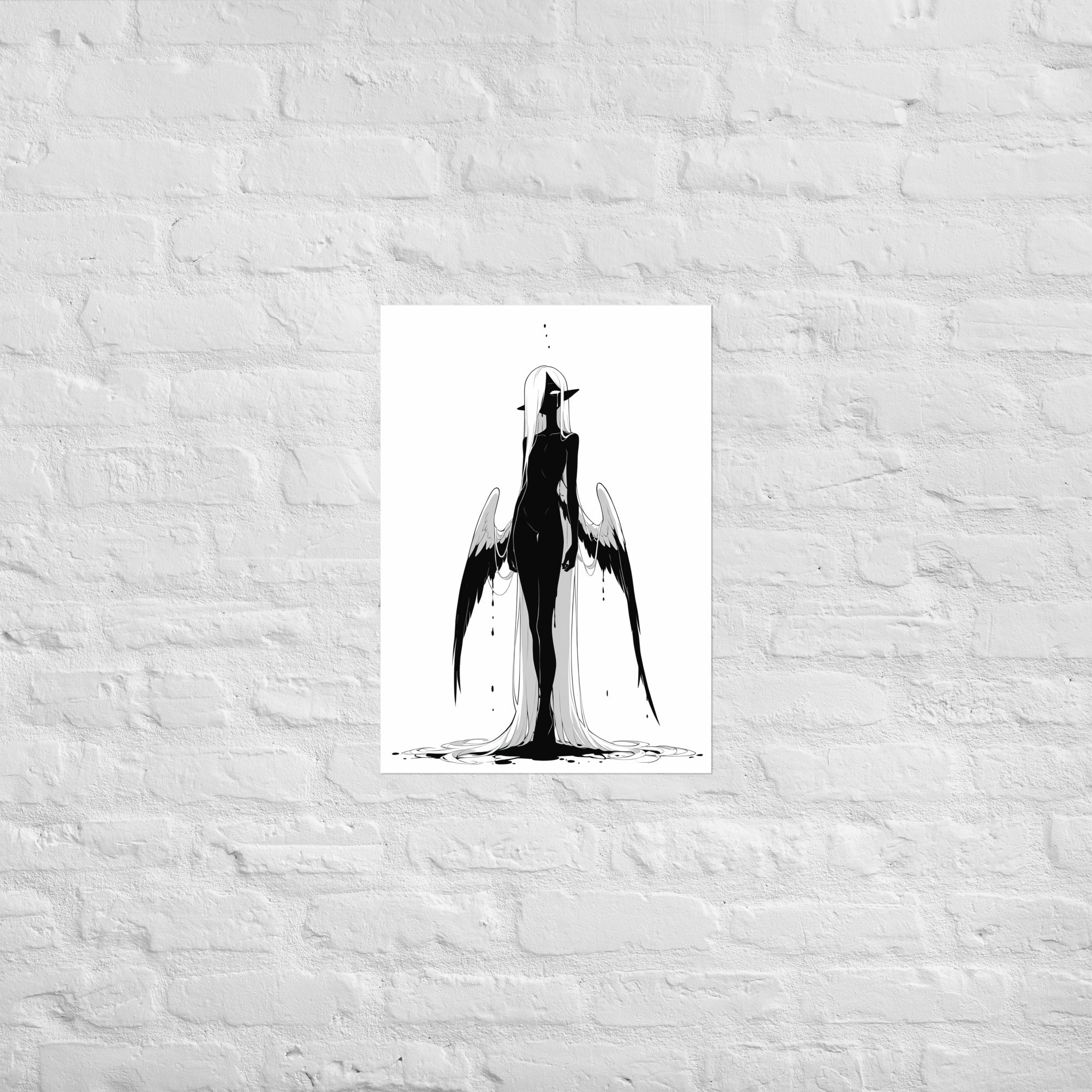 Affiche dark fantasy Adieva, cygne anthropomorphe noir et blanc debout symétrique, ailes fines et acerées recourbées vers le bas, pluie d'encre sur la tête, collection Les silences qu'on porte – format A2