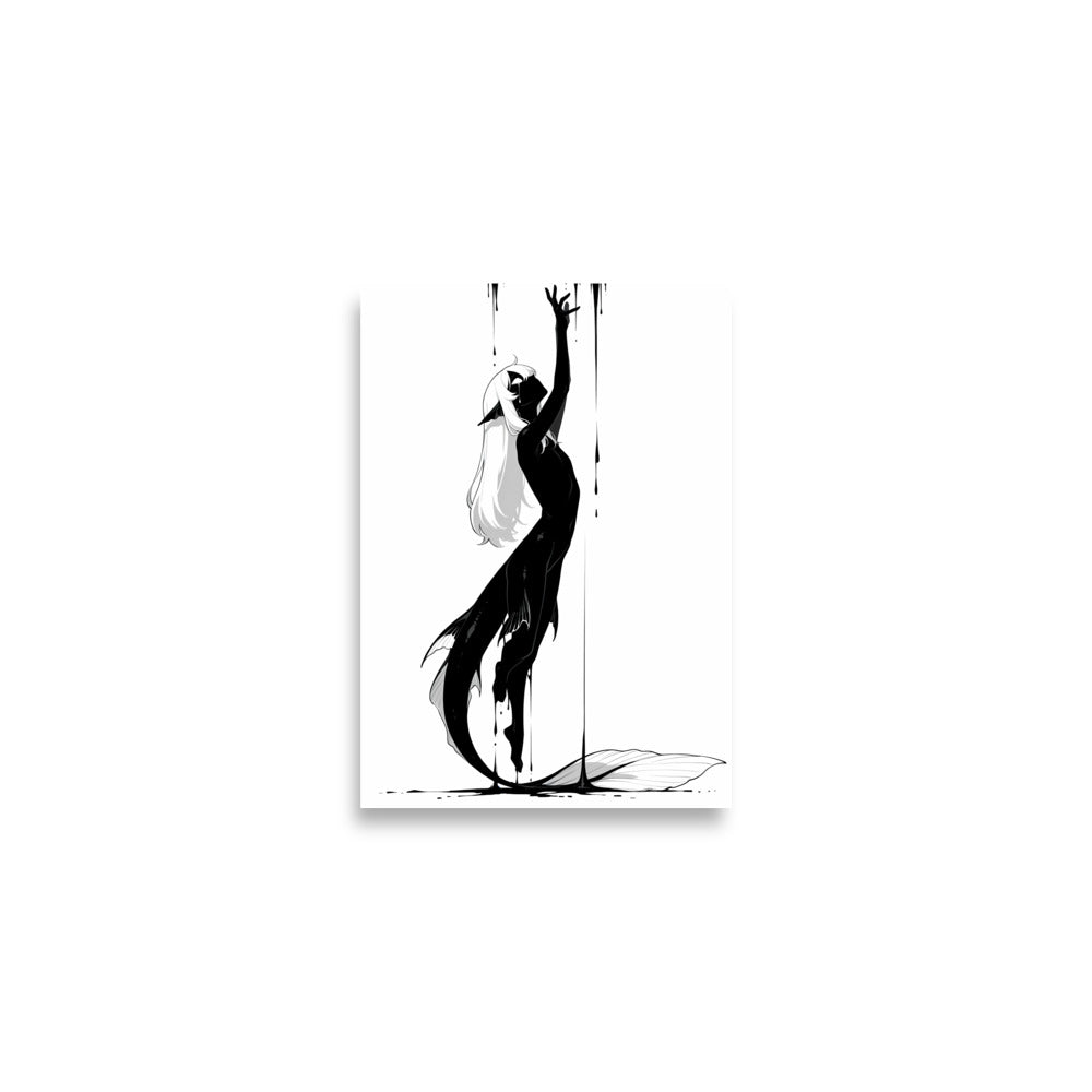 Affiche dark fantasy Sourdine, koï anthropomorphe noir et blanc bras tendu vers une goutte d'encre, queue en spirale, large nageoire pâle déployée au sol, collection Les silences qu'on porte