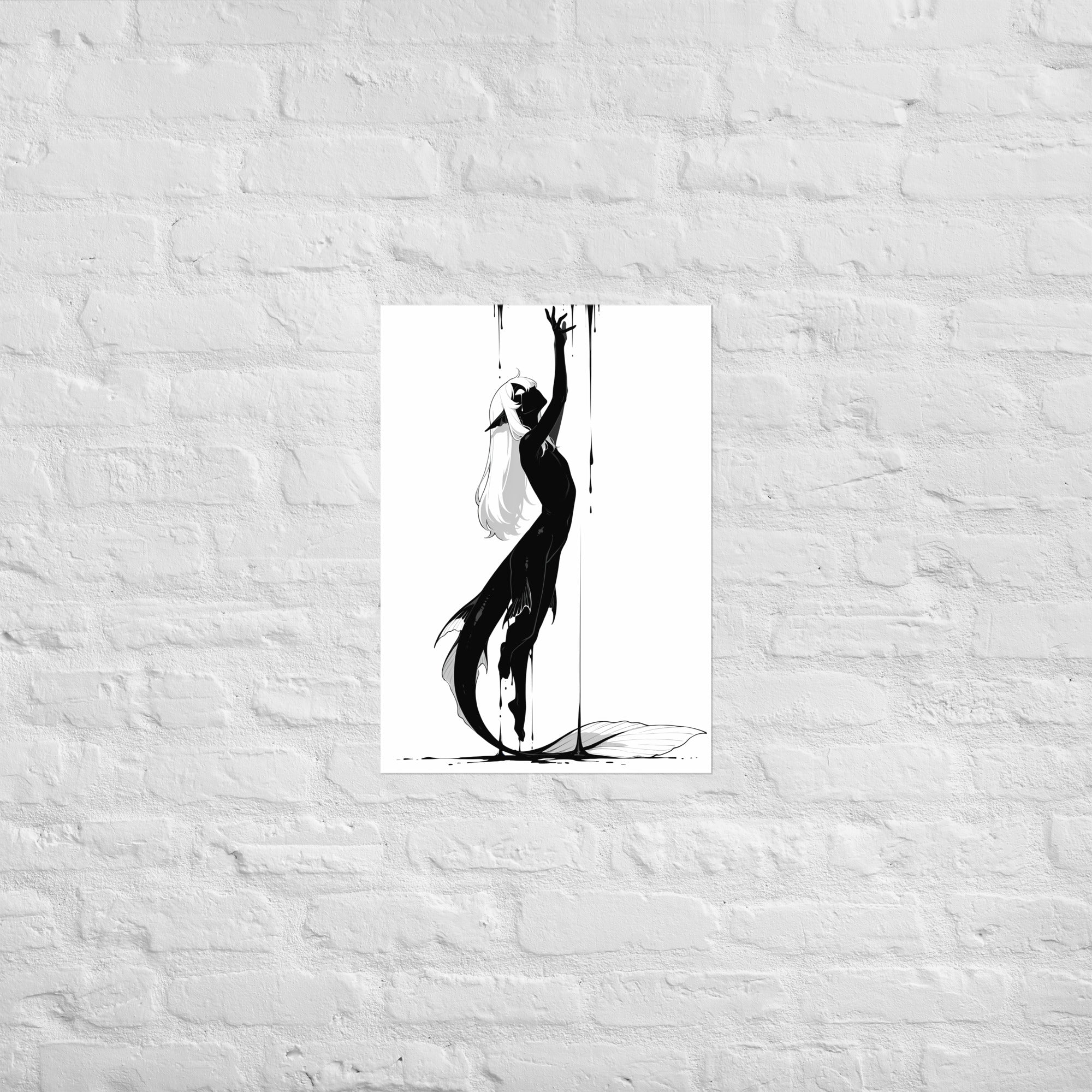 Affiche dark fantasy Sourdine, koï anthropomorphe noir et blanc bras tendu vers une goutte d'encre, queue en spirale, large nageoire pâle déployée au sol, collection Les silences qu'on porte – format A2
