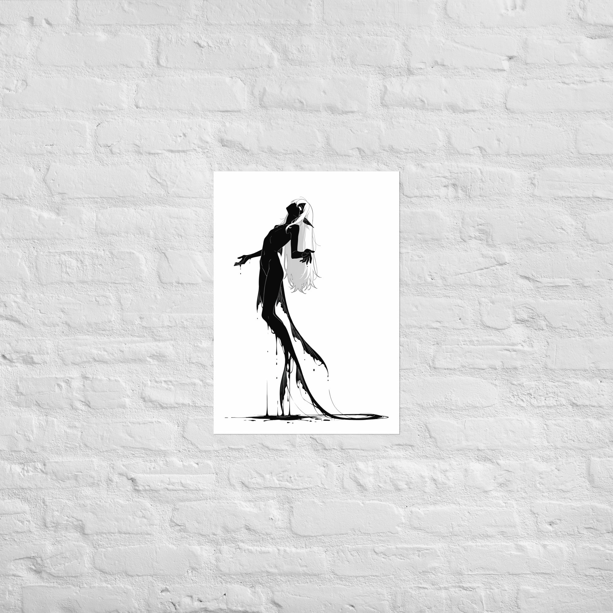 Affiche dark fantasy Sourdine, koï anthropomorphe noir et blanc vue de dos tête renversée, longue queue en traîne sur le sol, collection Les silences qu'on porte – format A2