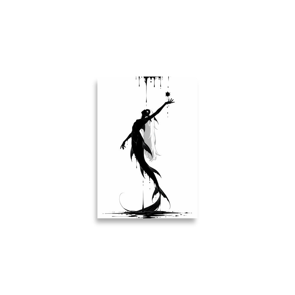 Affiche dark fantasy Sourdine, koï anthropomorphe noir et blanc bras tendu vers une sphère d'encre hérissée de pointes, corps cambré, collection Les silences qu'on porte