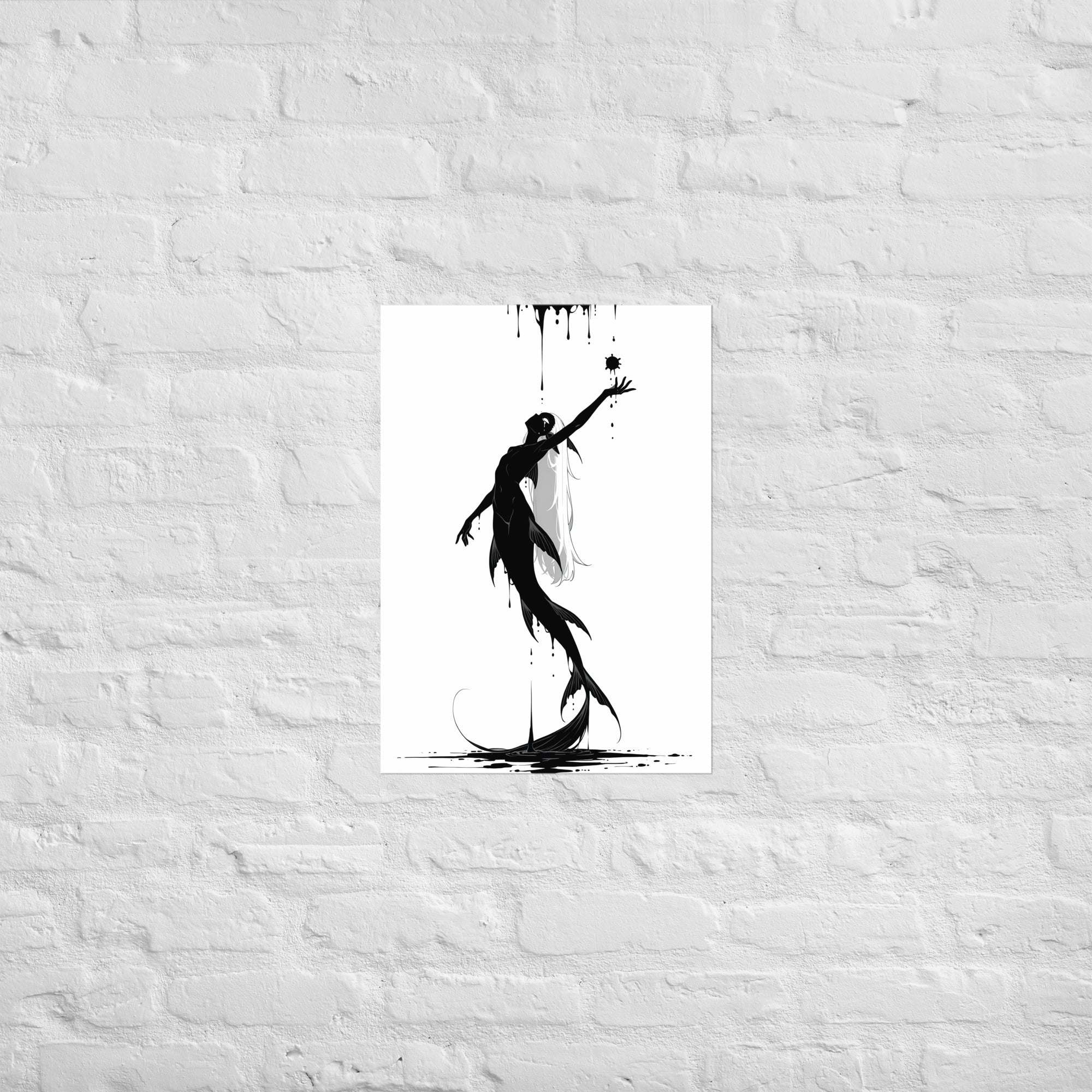 Affiche dark fantasy Sourdine, koï anthropomorphe noir et blanc bras tendu vers une sphère d'encre hérissée de pointes, corps cambré, collection Les silences qu'on porte – format A2