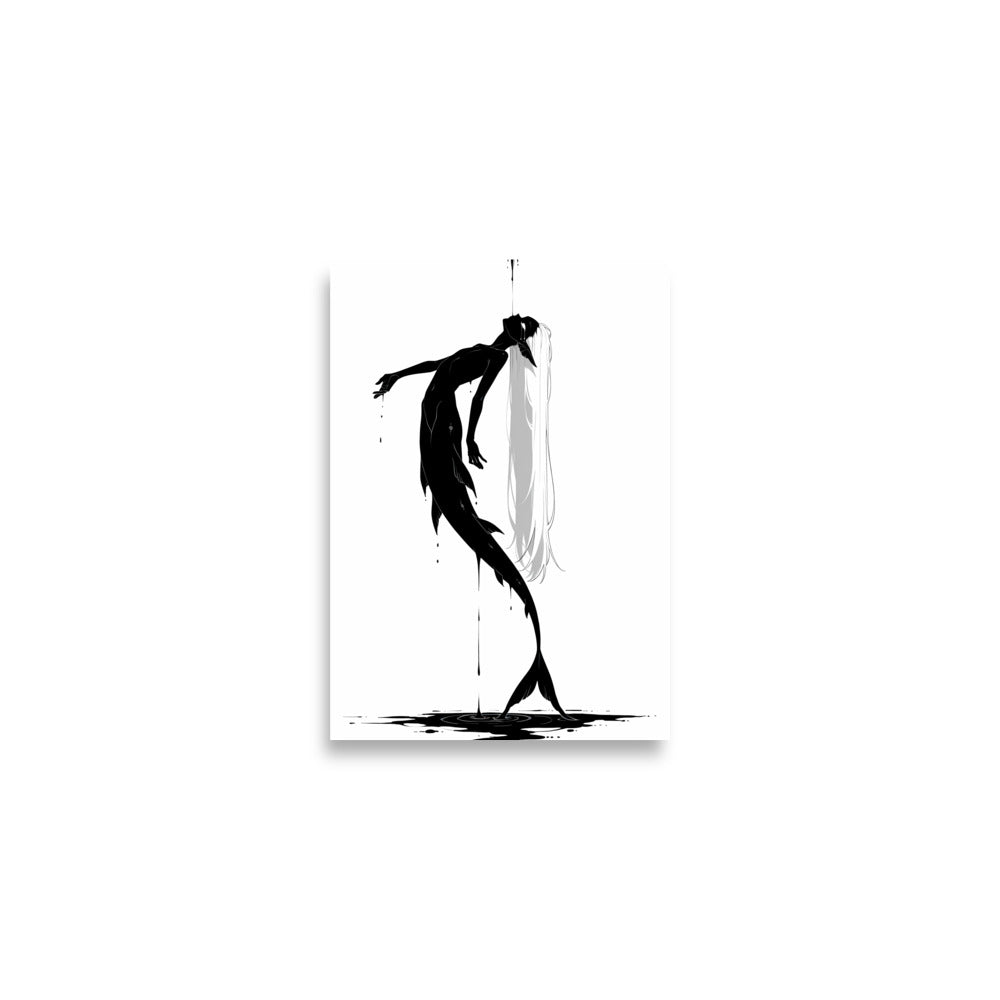 Affiche dark fantasy Sourdine, koï anthropomorphe noir et blanc corps en courbe recevant l'encre sur le visage, pieds sur une flaque en cercles concentriques, collection Les silences qu'on porte