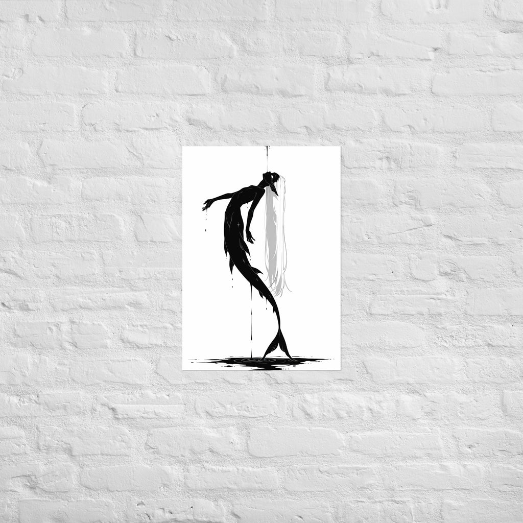 Affiche dark fantasy Sourdine, koï anthropomorphe noir et blanc corps en courbe recevant l'encre sur le visage, pieds sur une flaque en cercles concentriques, collection Les silences qu'on porte – format A2