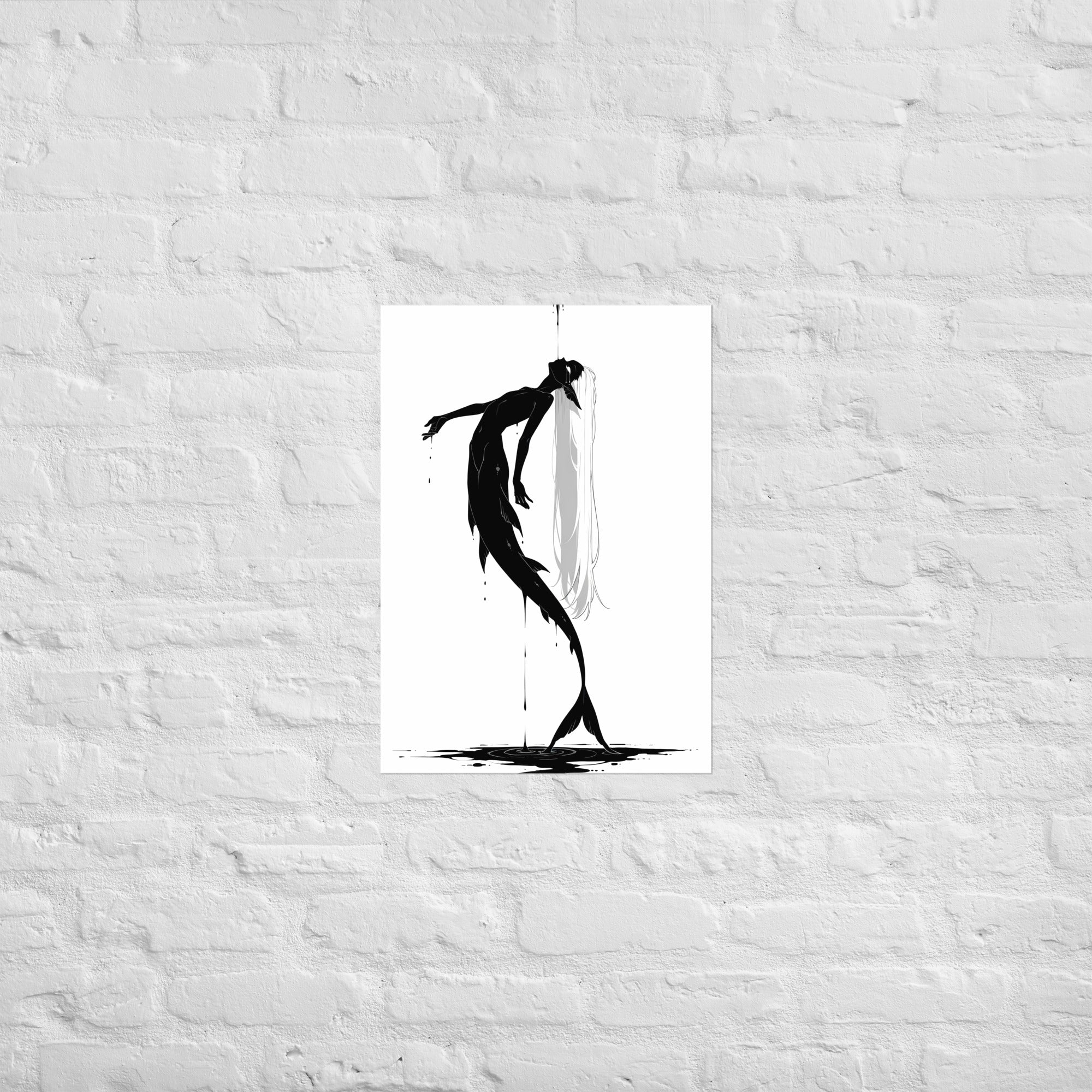 Affiche dark fantasy Sourdine, koï anthropomorphe noir et blanc corps en courbe recevant l'encre sur le visage, pieds sur une flaque en cercles concentriques, collection Les silences qu'on porte – format A2