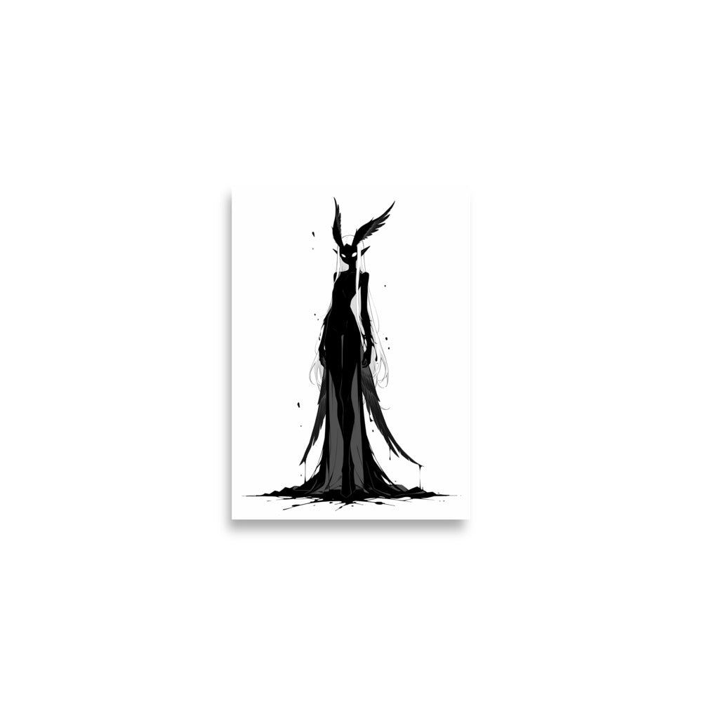 Affiche dark fantasy Nyctée, chouette anthropomorphe noir et blanc debout aigrettes de plumes dressées, longue robe de plumes, encre éclaboussée en taches, collection Les silences qu'on porte