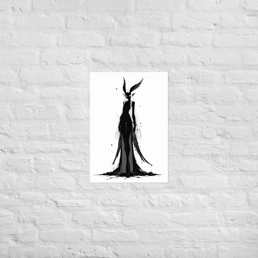 Affiche dark fantasy Nyctée, chouette anthropomorphe noir et blanc debout aigrettes de plumes dressées, longue robe de plumes, encre éclaboussée en taches, collection Les silences qu'on porte – format A2