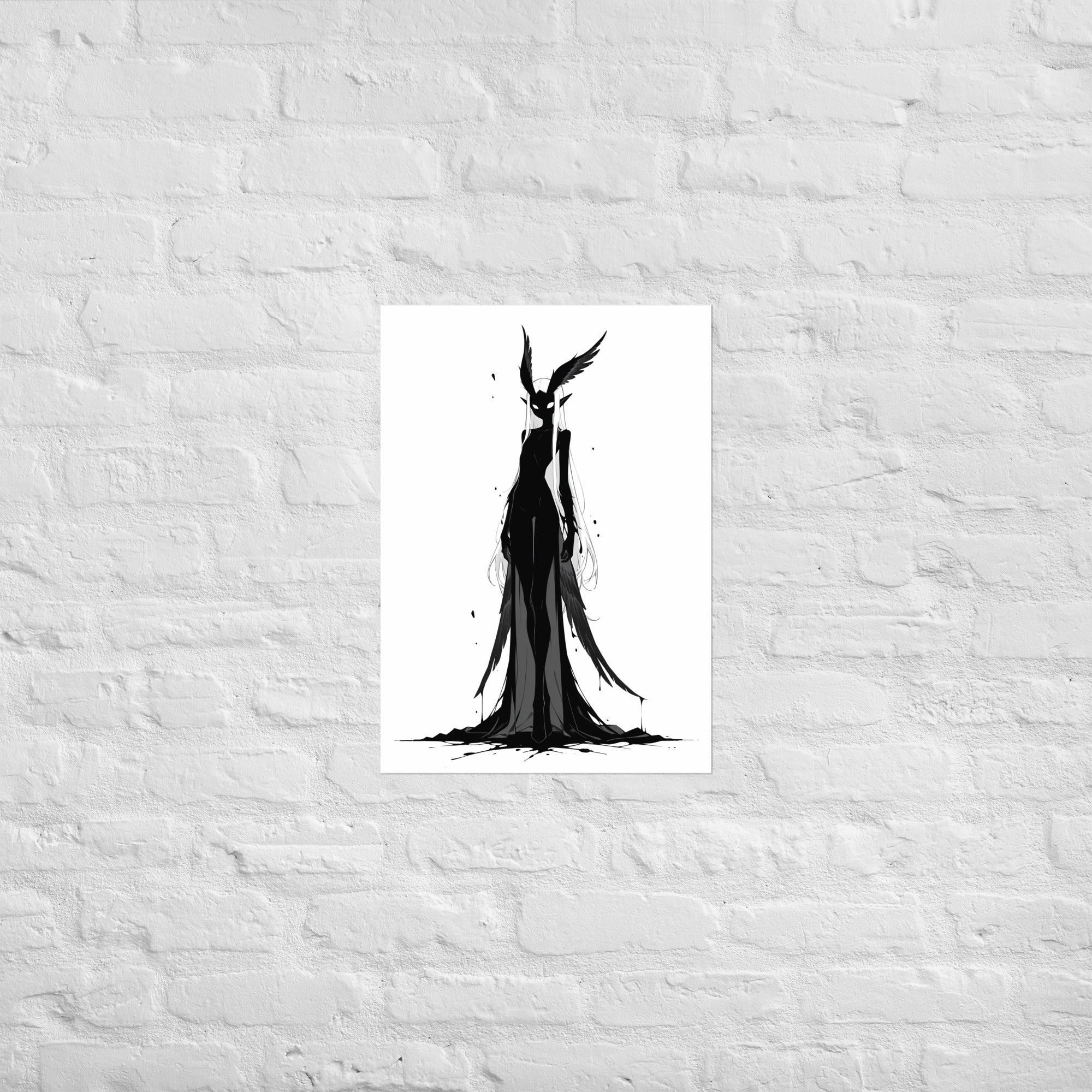 Affiche dark fantasy Nyctée, chouette anthropomorphe noir et blanc debout aigrettes de plumes dressées, longue robe de plumes, encre éclaboussée en taches, collection Les silences qu'on porte – format A2