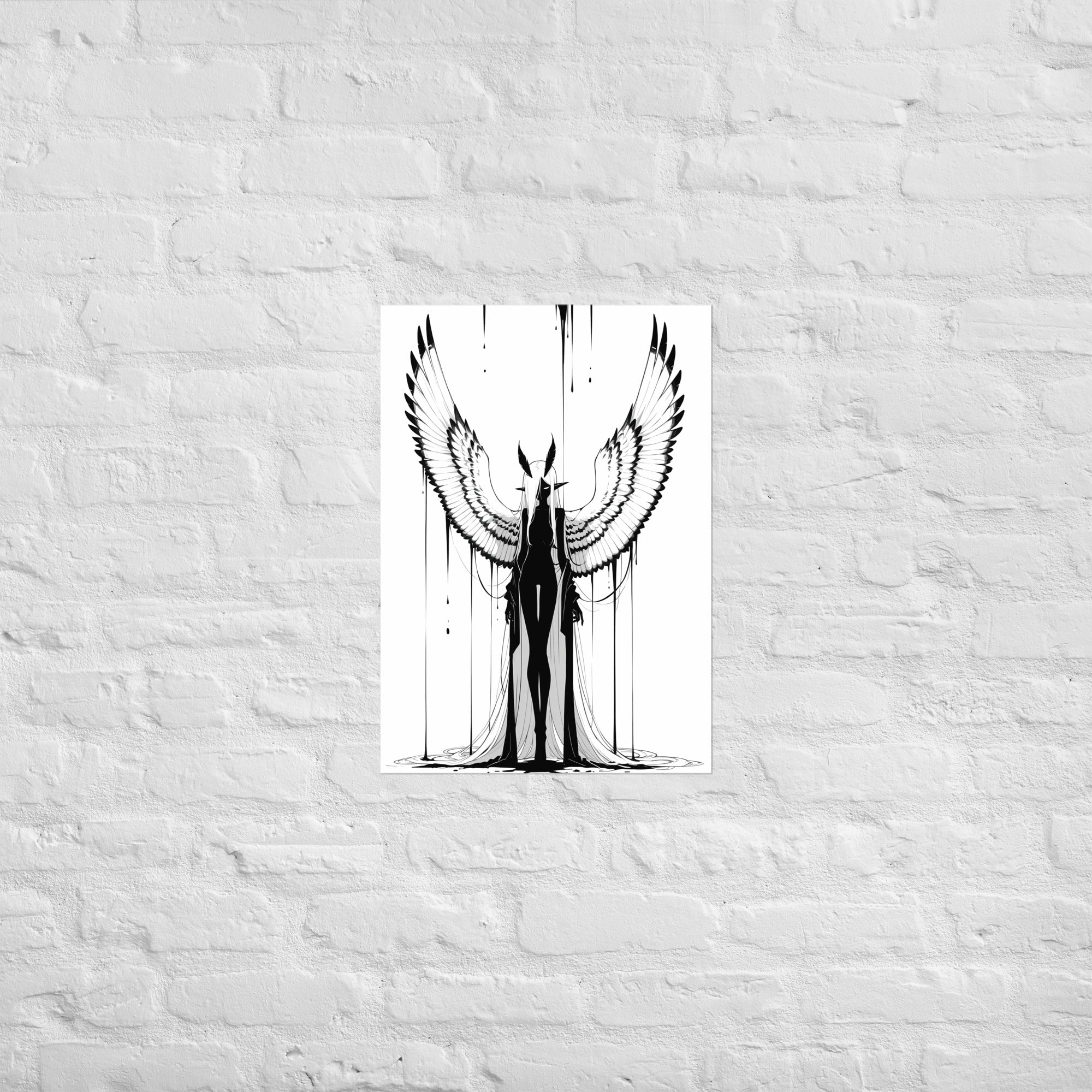 Affiche dark fantasy Nyctée, chouette anthropomorphe noir et blanc ailes claires déployées en V au-dessus de la tête, encre en cercles au sol, collection Les silences qu'on porte – format A2